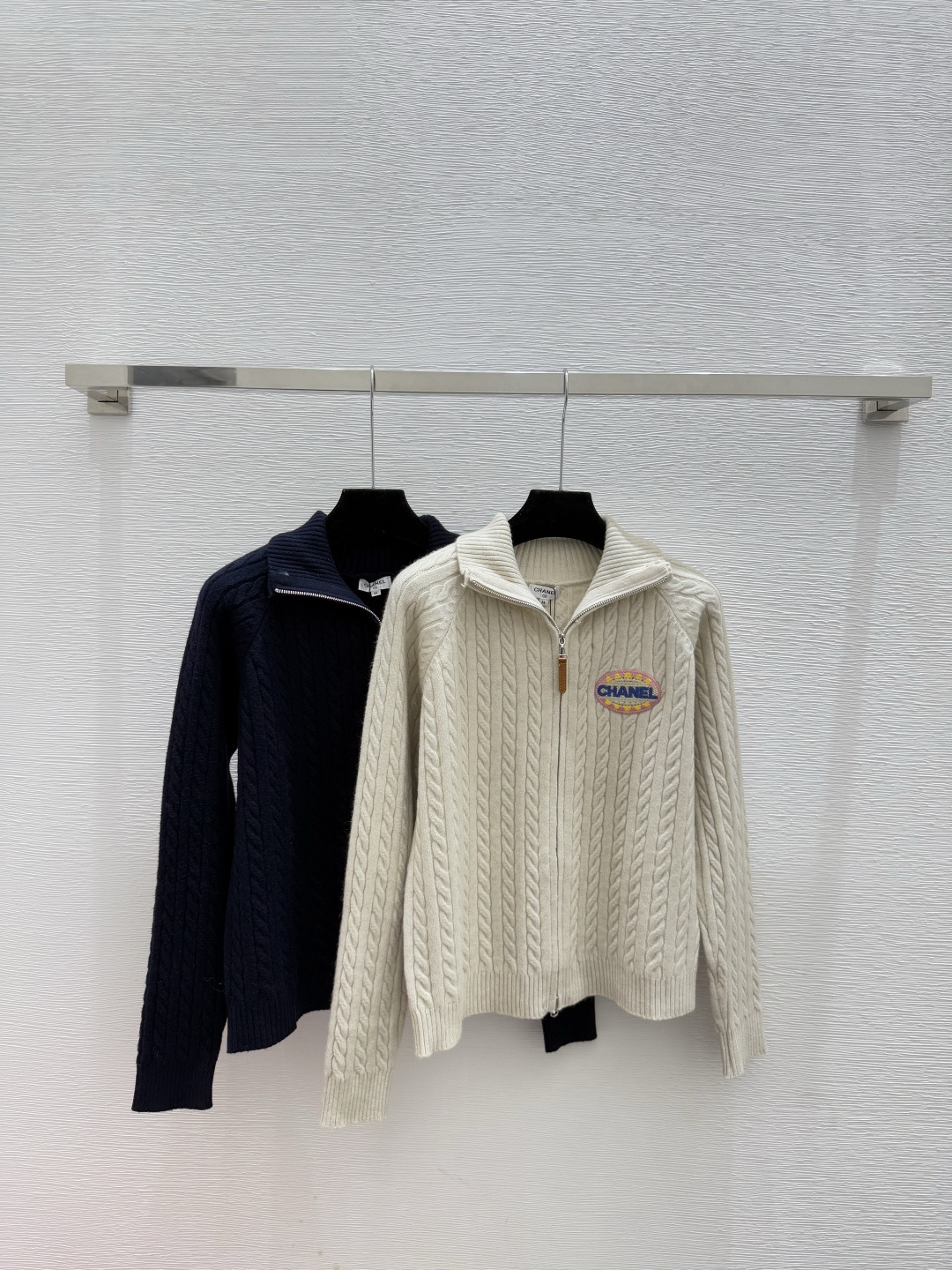 NO:605906,CH Home Early Autumn New Solid Color Simple Lapel Knitted Long-Sleeved Cardigan Color Apricot Royal Blue Size 36.38.40,,alexander wang19860909CH家 早秋新款 纯色简约翻领针织长袖开衫 颜色杏色 宝蓝 尺码36.38.40,,alexander wang,Women's clothing