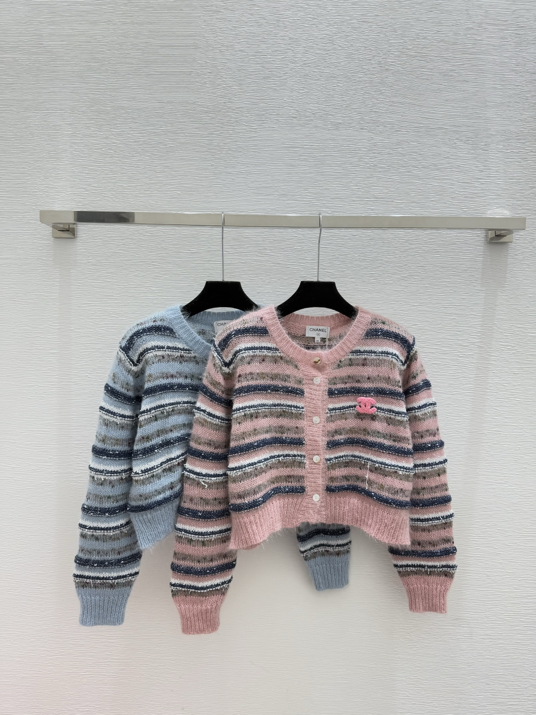 NO:605880,CH Home Early Autumn New Style Contrast Color Striped Jacquard Round Neck Knitted Long-Sleeved Cardigan Color Pink Blue Size 36.38.40,,alexander wang19860909CH家 早秋新款 撞色条纹提花圆领针织长袖开衫 颜色粉色 蓝色 尺码36.38.40,,alexander wang,Women's clothing