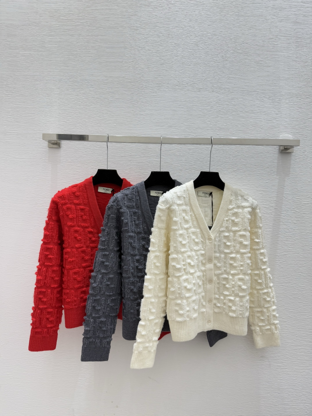NO:605895,F family early autumn new style presbyopic letter jacquard V-neck knitted long-sleeved cardigan color white gray red size 36.38.40,,fendi,alexander wang19860909F家 早秋新款 老花字母提花V领针织长袖开衫 颜色白色 灰色 红色 尺码36.38.40,,fendi,alexander wang,Women's clothing