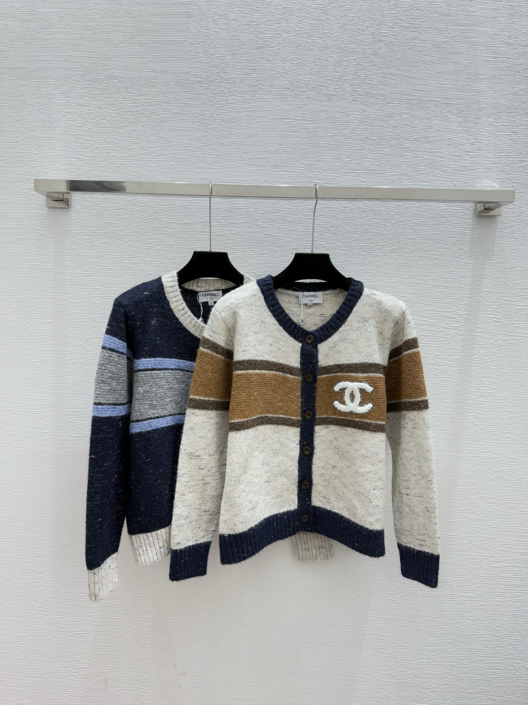 NO:606389,CH Home Early Autumn New Style Contrast Color Striped Round Neck Knitted Long-Sleeved Cardigan Color Apricot Royal Blue Size 36.38.40,,alexander wang19860909CH家 早秋新款 撞色条纹圆领针织长袖开衫 颜色杏色 宝蓝 尺码36.38.40,,alexander wang,Women's clothing