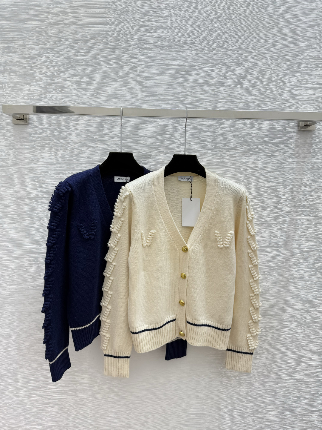 NO:606399,VA home early autumn new three-dimensional letter V-neck knitted long-sleeved cardigan color white royal blue size 36.38.40,,alexander wang19860909VA家 早秋新款 立体字母V领针织长袖开衫 颜色白色 宝蓝 尺码36.38.40,,alexander wang,Women's clothing