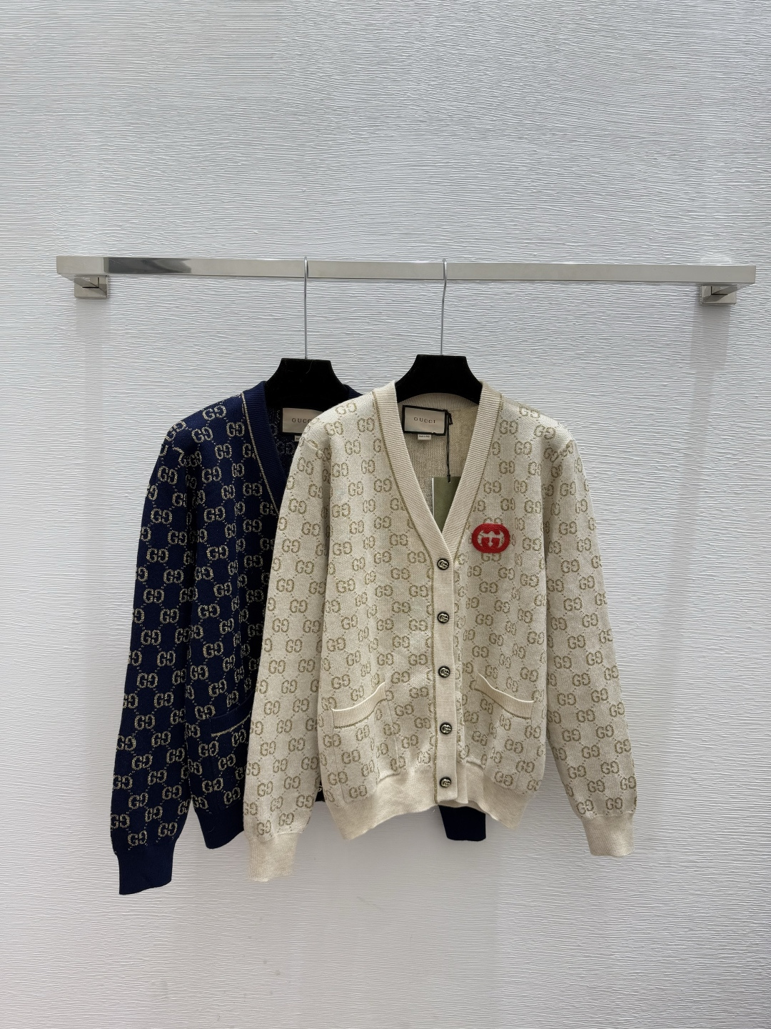 NO:606364,G Home Early Autumn New Style Contrasting Presbyopic Letters V-neck Knitted Long-Sleeved Cardigan Color Khaki Royal Blue Size 36.38.40,,gucci,alexander wang19860909G家 早秋新款 撞色老花字母V领针织长袖开衫 颜色卡其 宝蓝 尺码36.38.40,,gucci,alexander wang,Women's clothing