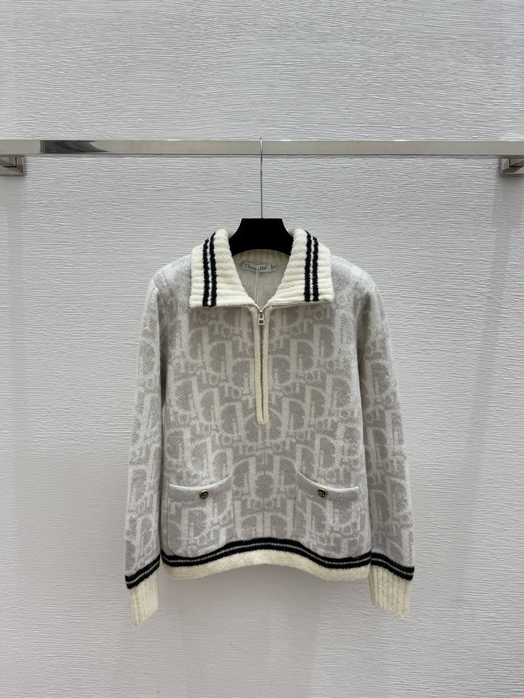 NO:606369,D family early autumn new style contrasting color presbyopic letter lapel knitted long sleeves color white size 36.38.40, dior, alexander wang19860909D家 早秋新款 撞色老花字母翻领针织长袖 颜色白色 尺码36.38.40,,dior,alexander wang,Women's clothing