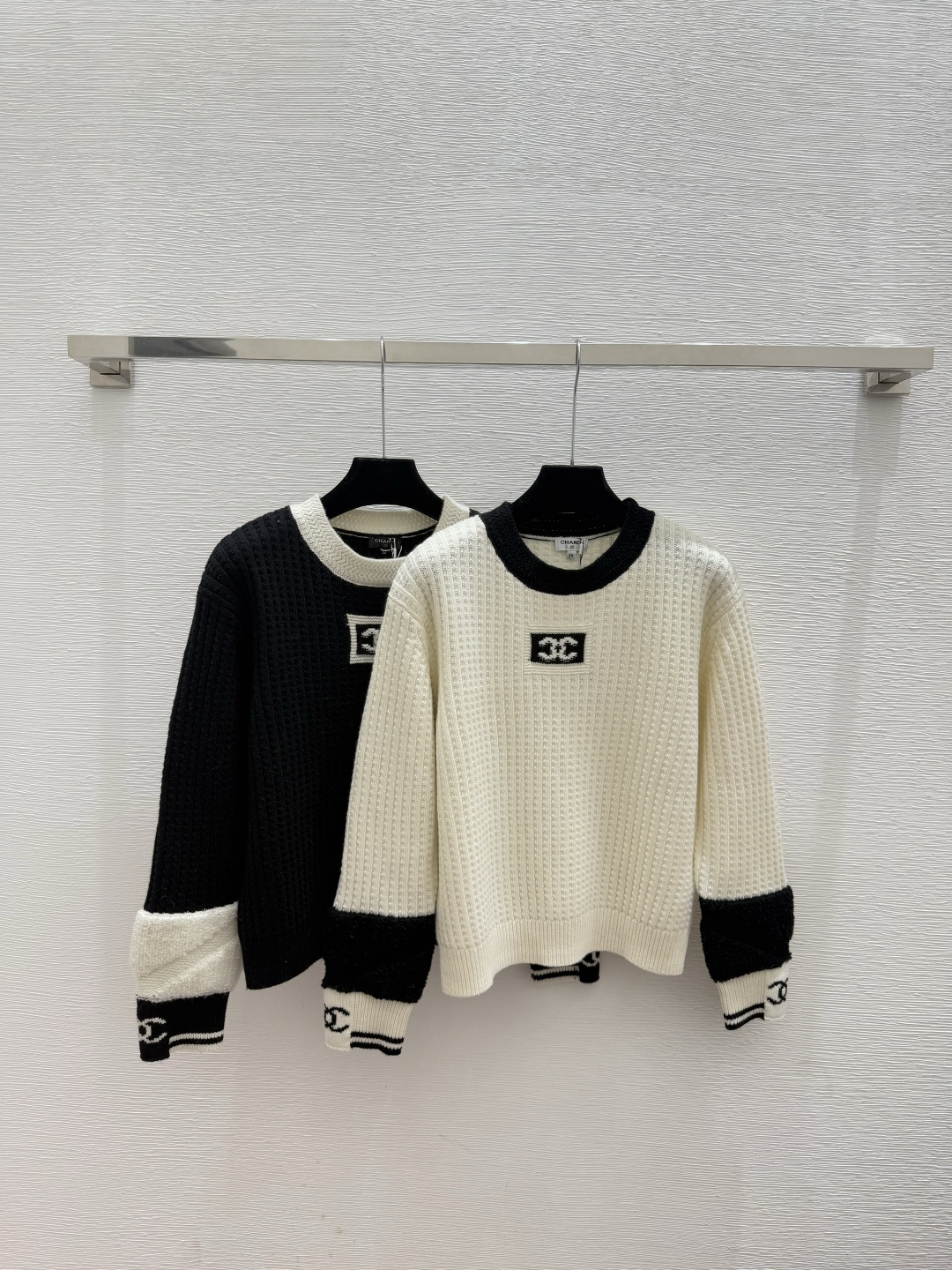 NO:606374,CH Home Early Autumn New Style Contrast Letter Round Neck Knitted Long Sleeve Color White Black Size 36.38.40,,alexander wang19860909CH家 早秋新款 撞色字母圆领针织长袖 颜色白色 黑色 尺码36.38.40,,alexander wang,Women's clothing