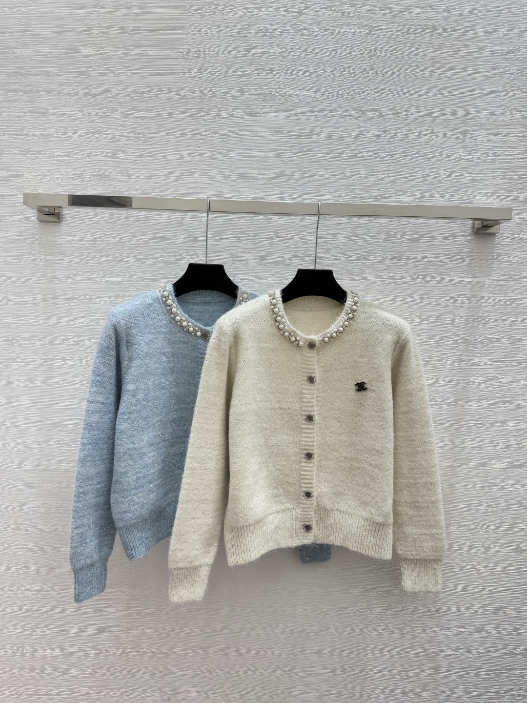 NO:606379,CH Home Early Autumn New Heavy Beading Round Neck Knitted Long Sleeve Cardigan Color White Blue Size 36.38.40,,alexander wang19860909CH家 早秋新款 重工钉珠圆领针织长袖开衫 颜色白色 蓝色 尺码36.38.40,,alexander wang,Women's clothing