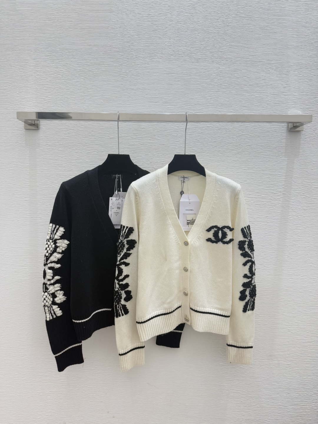 NO:606383,CH Home Early Autumn New Style Contrast Color Floral V-neck Knitted Long-Sleeved Cardigan Color White Black Size 36.38.40,,alexander wang19860909CH家 早秋新款 撞色花卉V领针织长袖开衫 颜色白色 黑色 尺码36.38.40,,alexander wang,Women's clothing
