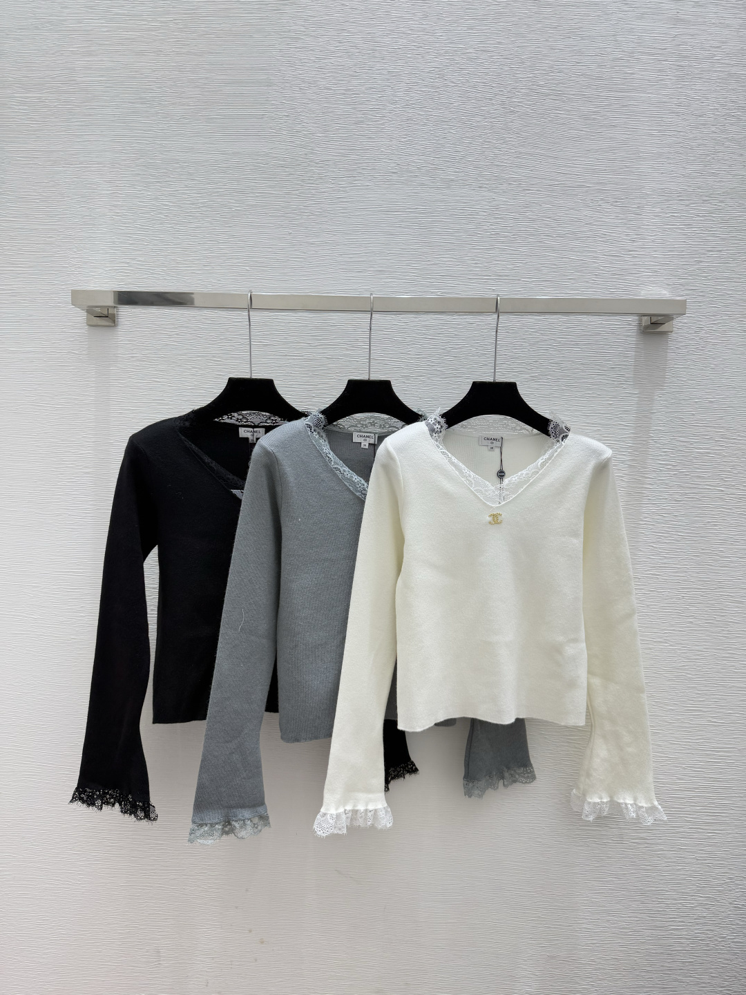 NO:606387,CH Home Early Autumn New Style Solid Color Lace Simple V-neck Knitted Long Sleeves Color White Gray Black Size 36.38.40,,alexander wang19860909CH家 早秋新款 纯色蕾丝简约V领针织长袖 颜色白色 灰色 黑色 尺码36.38.40,,alexander wang,Women's clothing