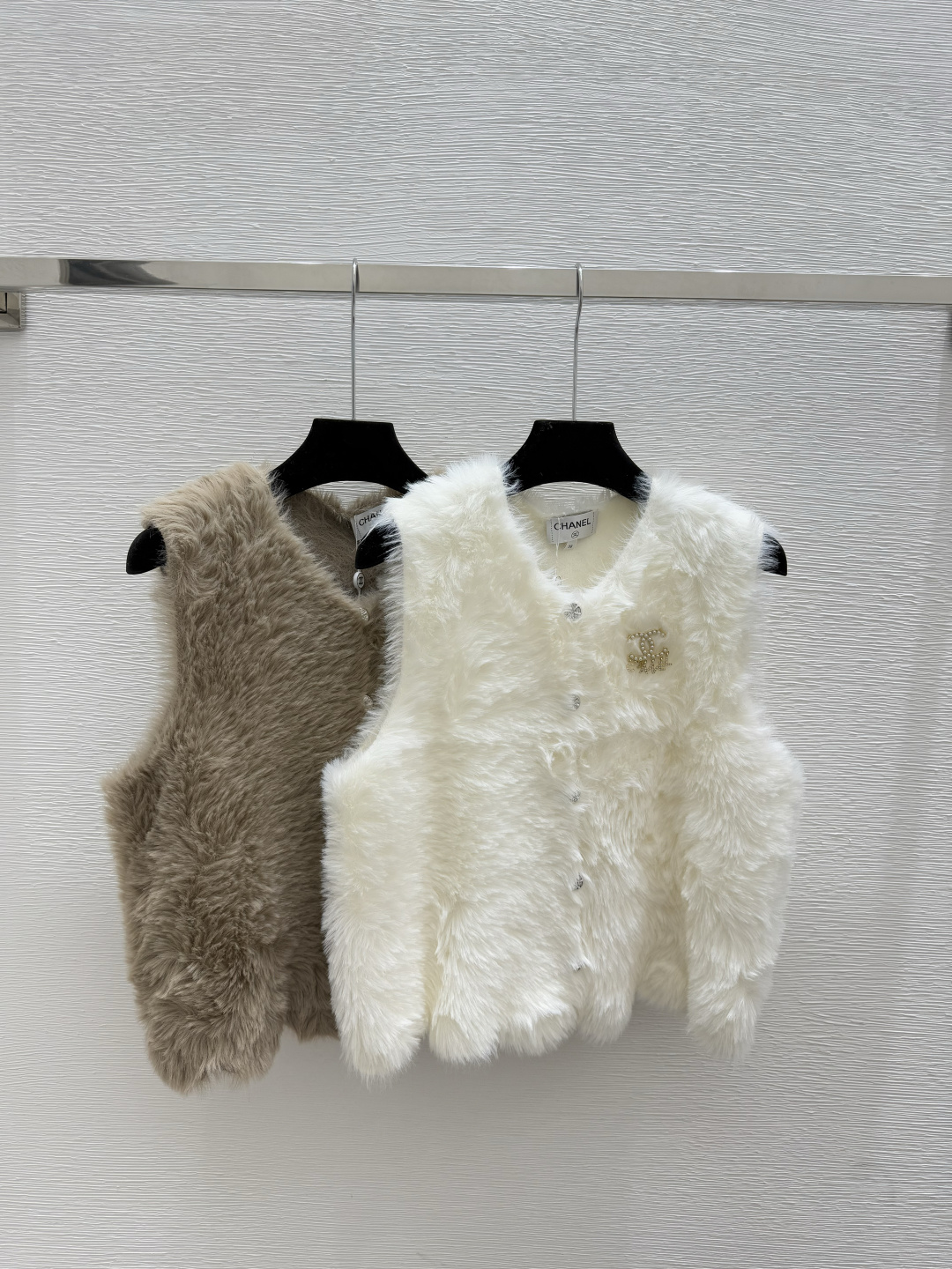 NO:607391,CH Home Summer New Solid Color Simple Knitted Vest Cardigan Color White Coffee Size 36.38.40,,alexander wang19860909CH家 夏季新款 纯色简约针织背心开衫 颜色白色 咖啡 尺码36.38.40,,alexander wang,Women's clothing