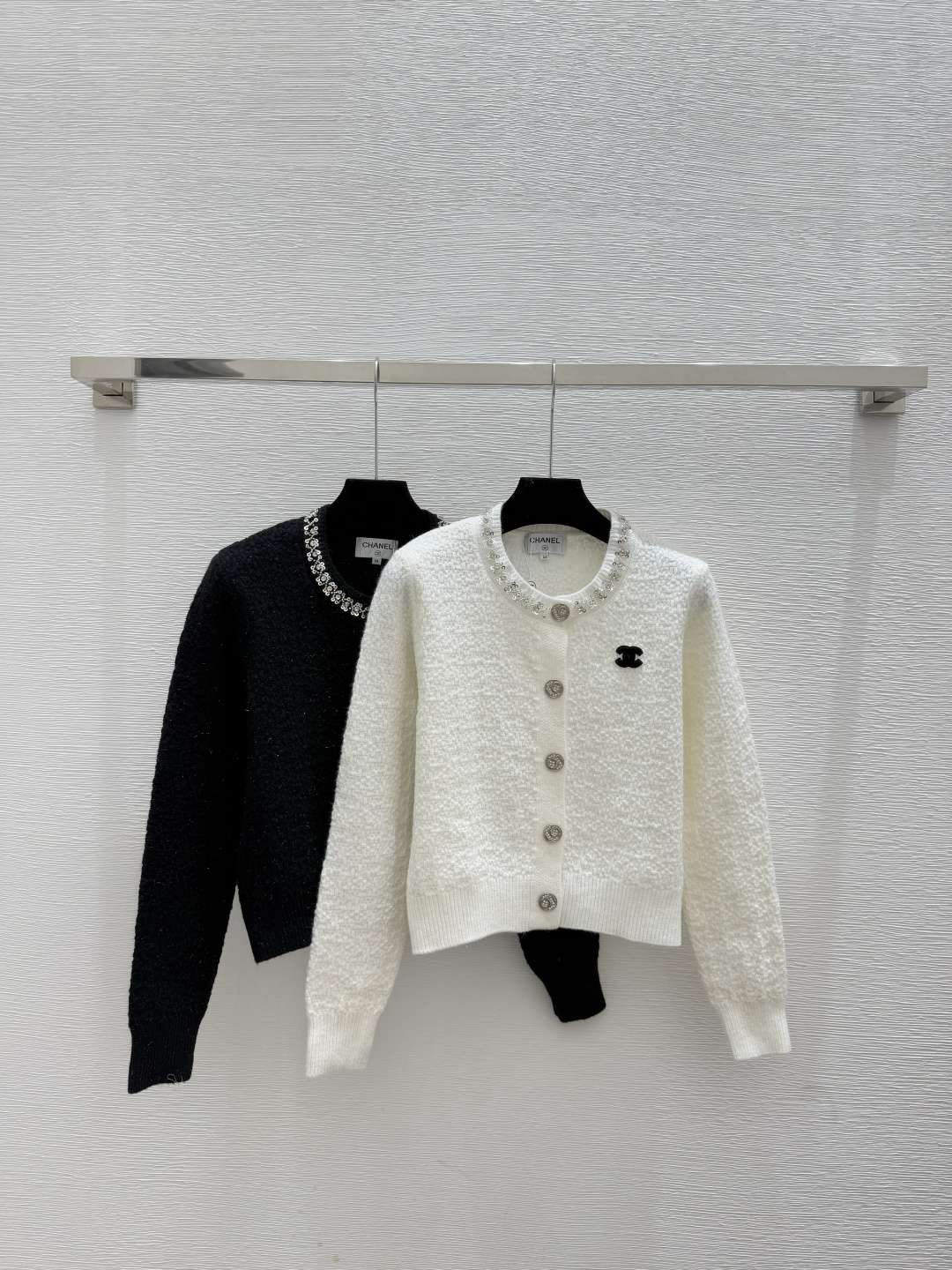 NO:607395,CH Home Early Autumn New Heavy Beading Round Neck Knitted Long Sleeve Cardigan Color White Black Size 36.38.40,,alexander wang19860909CH家 早秋新款 重工钉珠圆领针织长袖开衫 颜色白色 黑色 尺码36.38.40,,alexander wang,Women's clothing