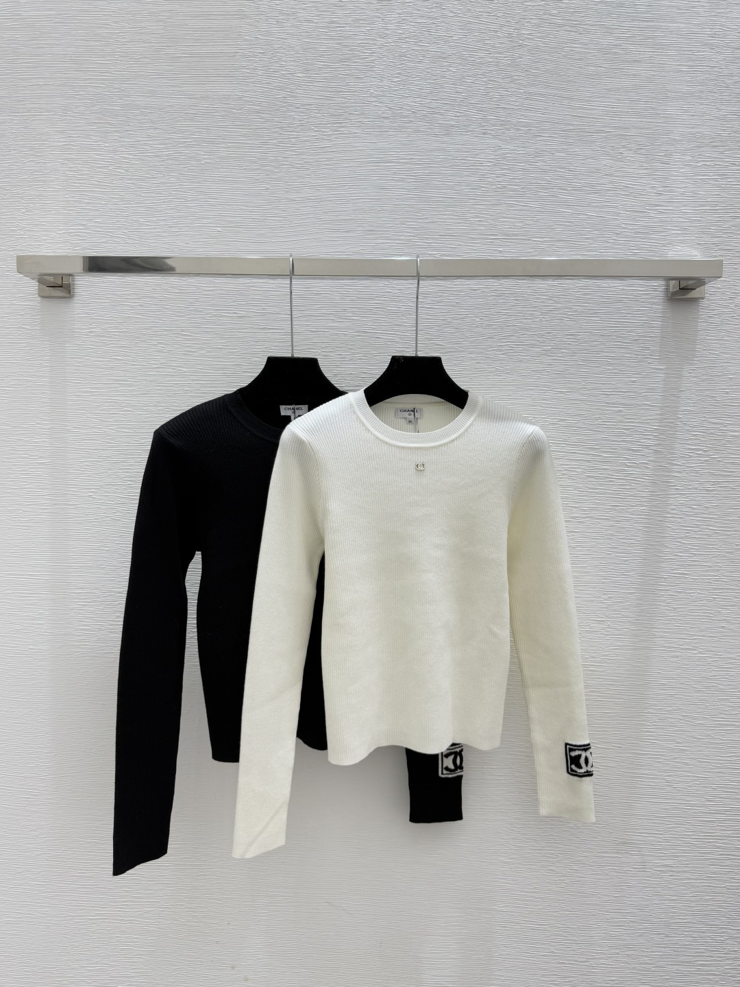 NO:607407,CH Home Early Autumn New Style Contrast Letter Round Neck Knitted Long Sleeve Color White Black Size 36.38.40,,alexander wang19860909CH家 早秋新款 撞色字母圆领针织长袖 颜色白色 黑色 尺码36.38.40,,alexander wang,Women's clothing