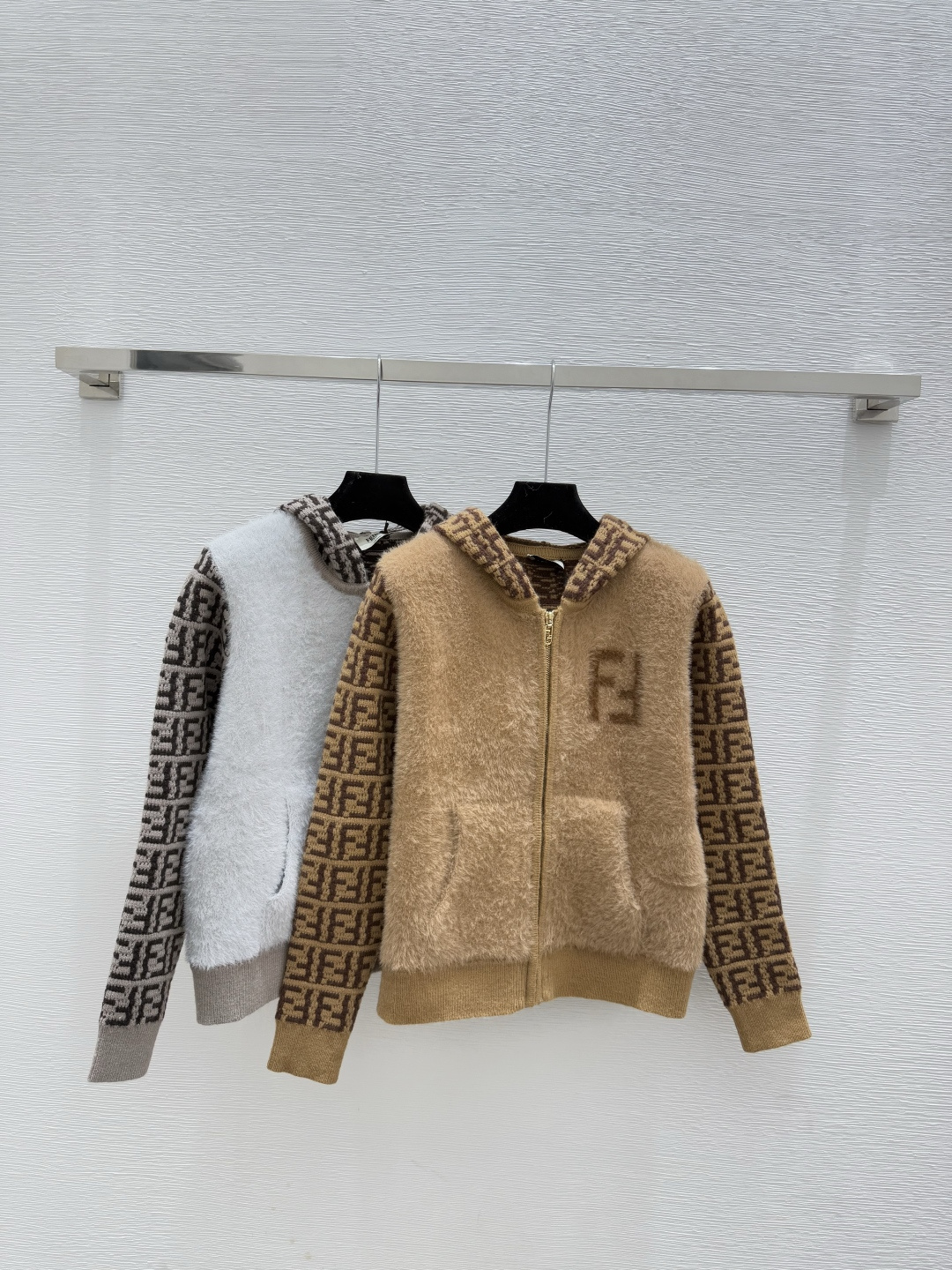 NO:607413,F Family Early Autumn New Style Hooded Presbyopia Letters Knitted Long Sleeves Color Coffee Gray Size 36.38.40,,fendi,hats,alexander wang19860909F家 早秋新款 连帽老花字母针织长袖 颜色咖啡 灰色 尺码36.38.40,,fendi,hats,alexander wang,Women's clothing
