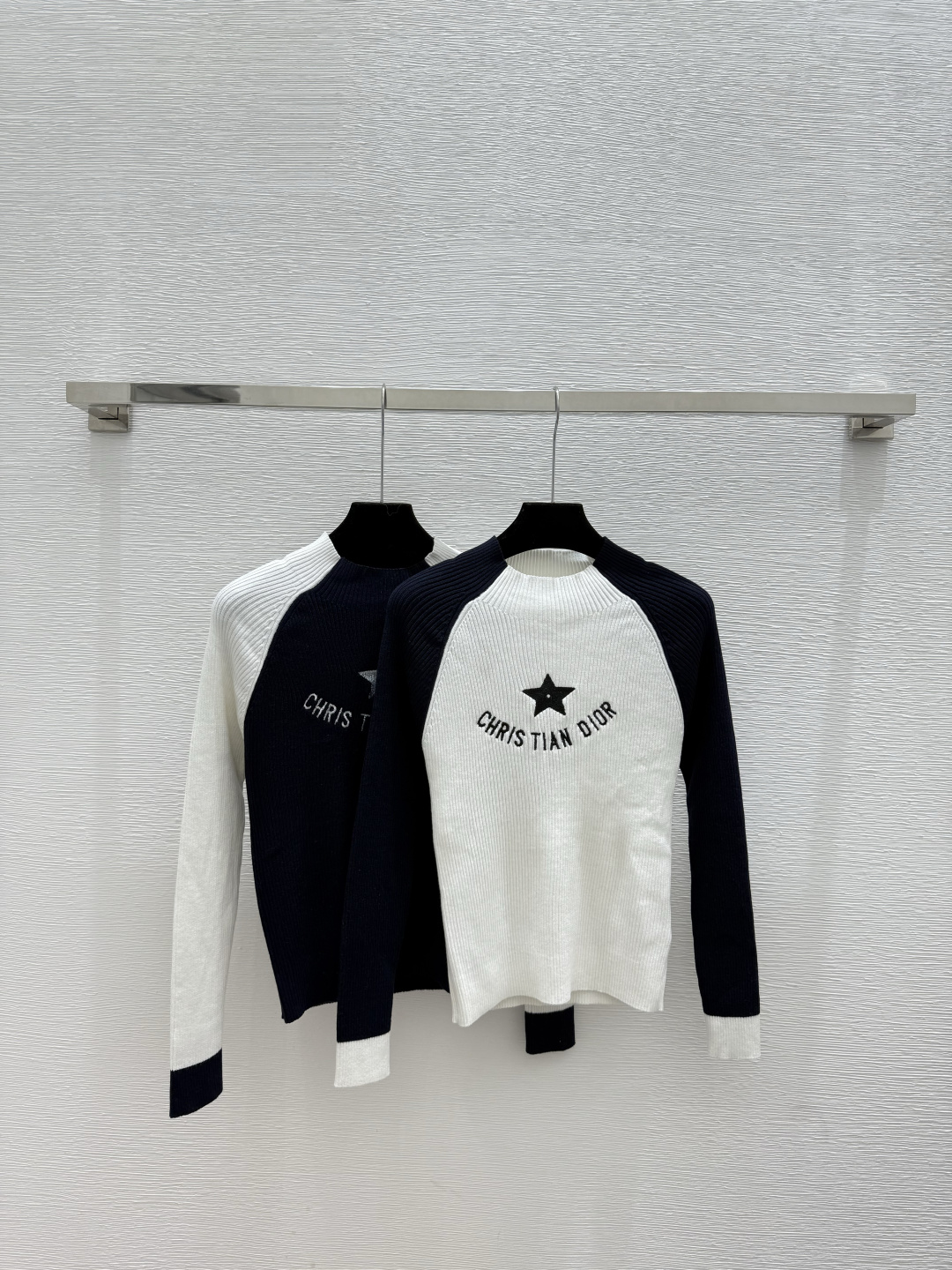 NO:608330,D family early autumn new style contrasting five-pointed star letters high collar knitted long sleeves color white sapphire blue size 36.38.40, dior, alexander wang19860909D家 早秋新款 撞色五角星字母高领针织长袖 颜色白色 宝蓝 尺码36.38.40,,dior,alexander wang,Women's clothing