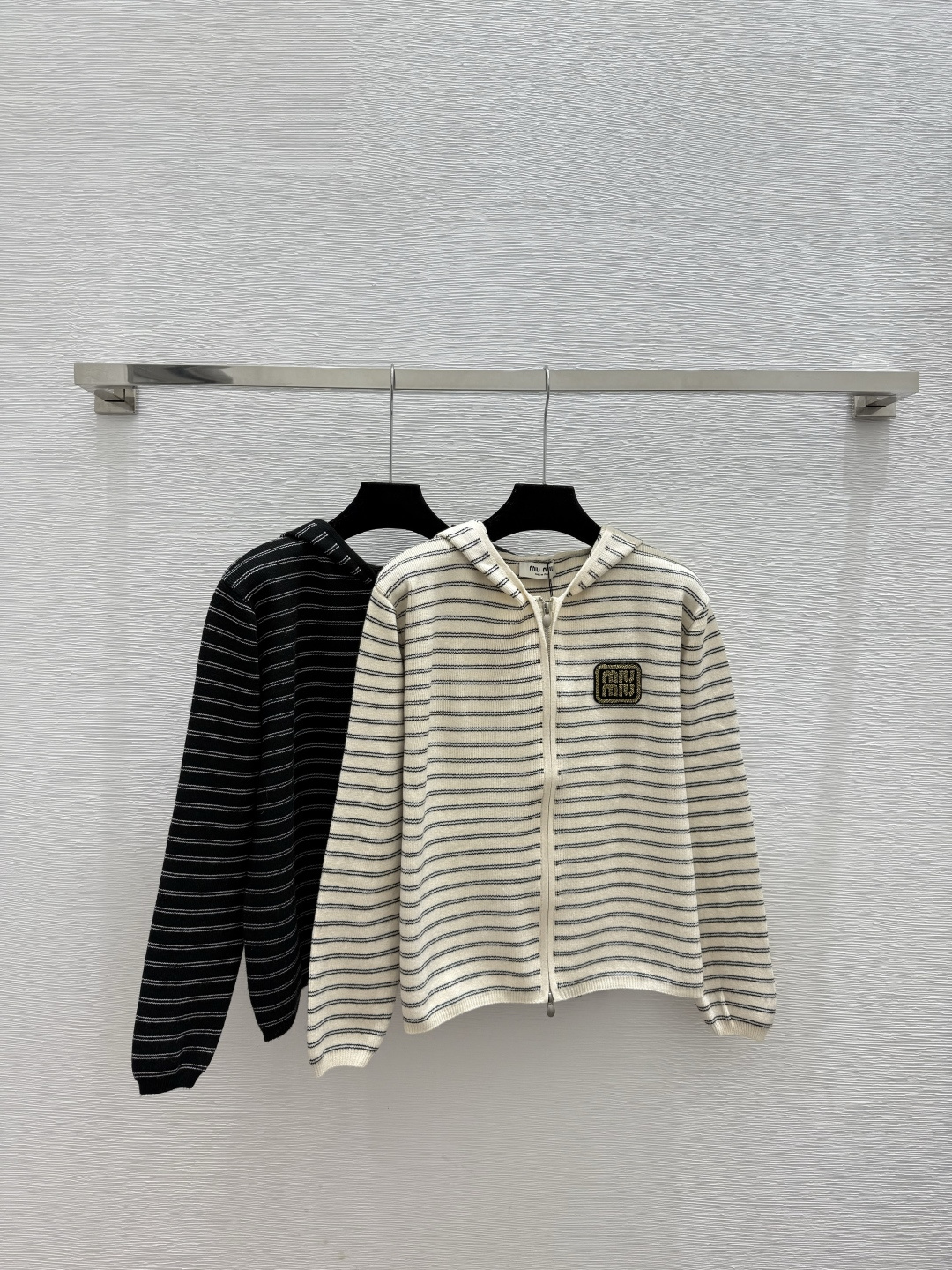 NO:608281,M family early autumn new style contrast striped hooded knitted long-sleeved cardigan color apricot black size 36.38.40,,hats,alexander wang19860909M家 早秋新款 撞色条纹连帽针织长袖开衫 颜色杏色 黑色 尺码36.38.40,,hats,alexander wang,Women's clothing
