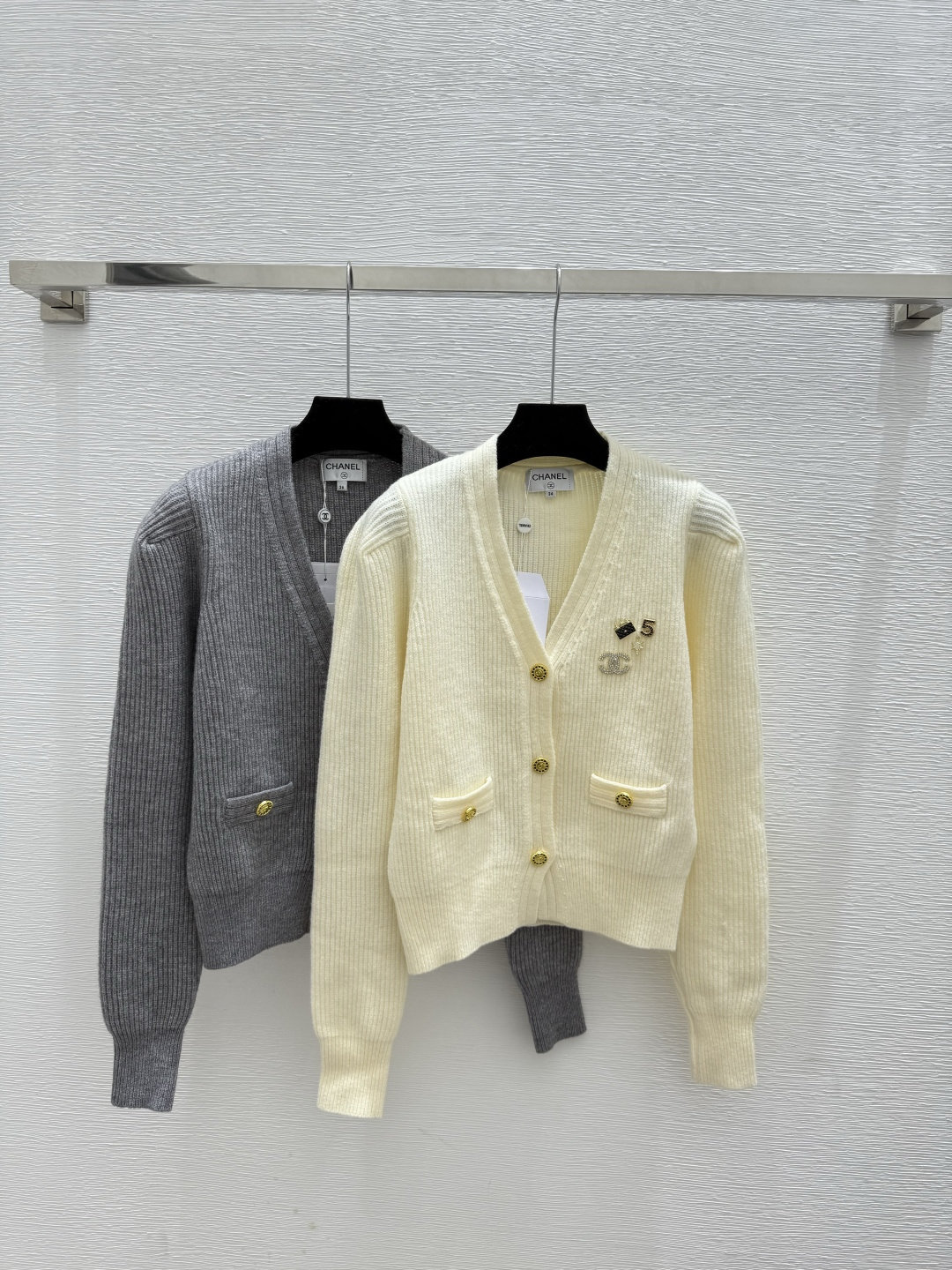 NO:608321,CH Home Early Autumn New Solid Color Simple V-neck Knitted Long-Sleeved Cardigan Color White Gray Size 36.38.40,,alexander wang19860909CH家 早秋新款 纯色简约V领针织长袖开衫 颜色白色 灰色 尺码36.38.40,,alexander wang,Women's clothing