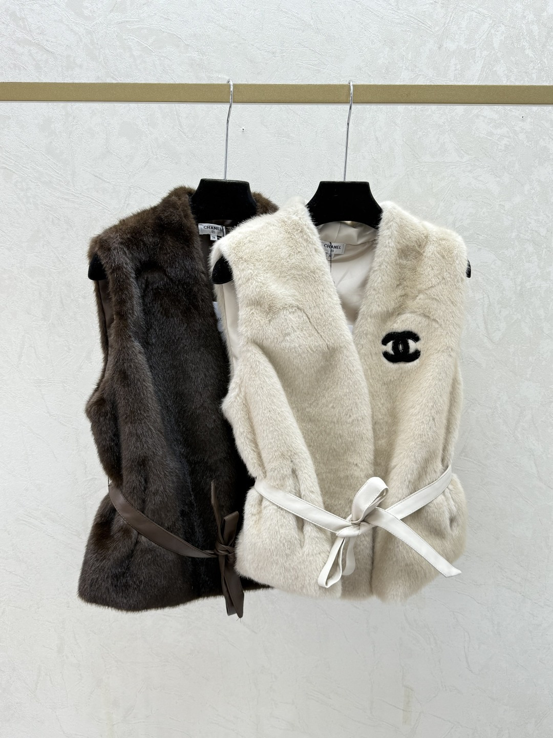 NO:610128,CH Home Summer New Solid Color Simple Knitted Vest Cardigan Color Apricot Coffee Size 36.38.40,,alexander wang19860909CH家 夏季新款 纯色简约针织背心开衫 颜色杏色 咖啡 尺码36.38.40,,alexander wang,Women's clothing