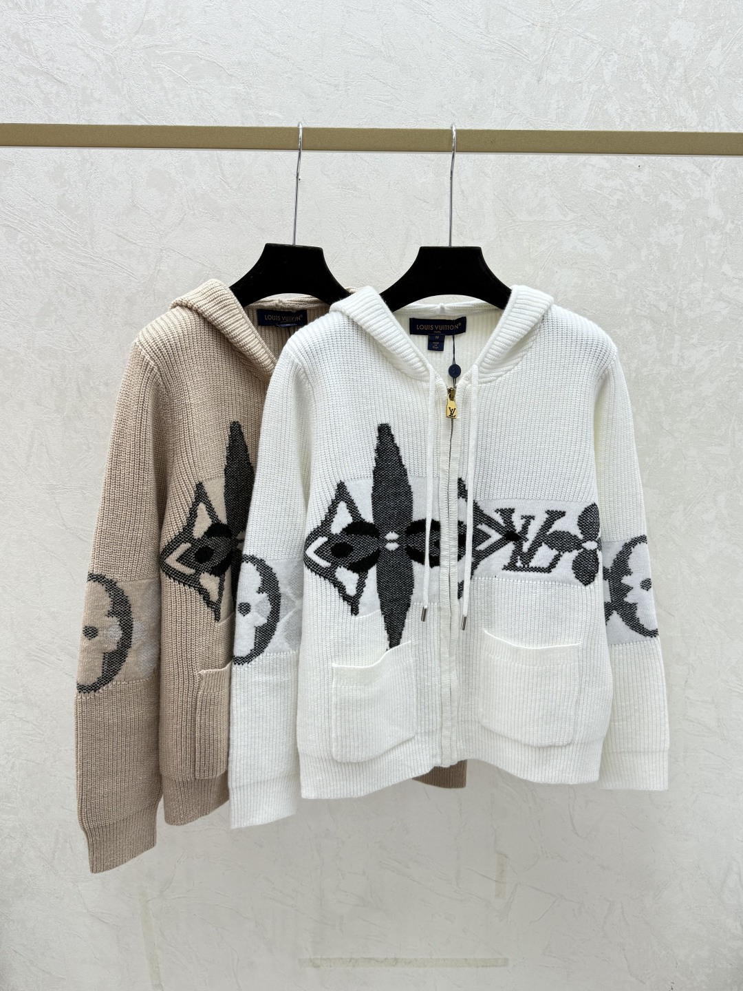 NO:610133,L's new early autumn hooded contrast letter knitted long-sleeved cardigan color white khaki size 36.38.40, louis vuitton, hats, alexander wang19860909L家 早秋新款 连帽撞色字母针织长袖开衫 颜色白色 卡其 尺码36.38.40,,louis vuitton,hats,alexander wang,Women's clothing