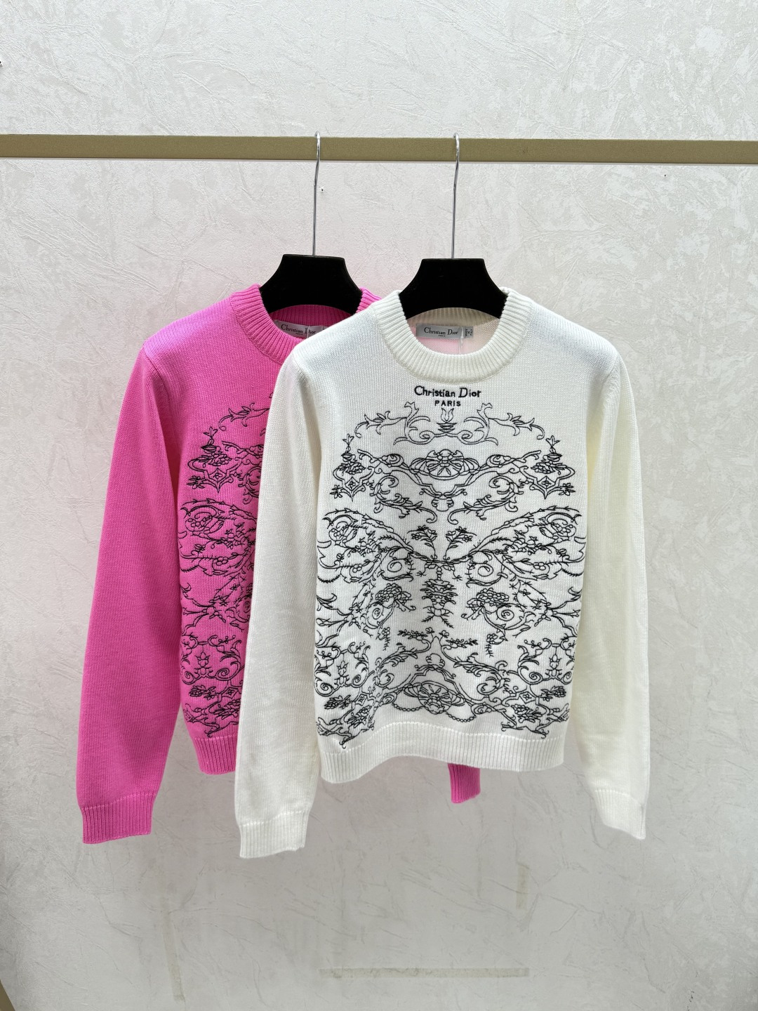 NO:610143,D Home Early Autumn New Style Contrast Color Butterfly Embroidery Round Neck Knitted Long Sleeves Color White Pink Size 36.38.40, dior, alexander wang19860909D家 早秋新款 撞色蝴蝶刺绣圆领针织长袖 颜色白色 粉色 尺码36.38.40,,dior,alexander wang,Women's clothing