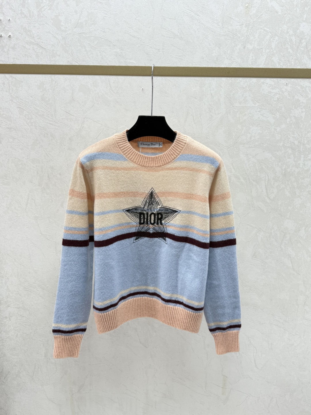 NO:610095,D Home Early Autumn New Style Contrast Color Striped Pentagram Letter Embroidery Round Neck Knitted Long Sleeves Color Khaki Size 36.38.40, dior, alexander wang19860909D家 早秋新款 撞色条纹五角星字母刺绣圆领针织长袖 颜色卡其 尺码36.38.40,,dior,alexander wang,Women's clothing