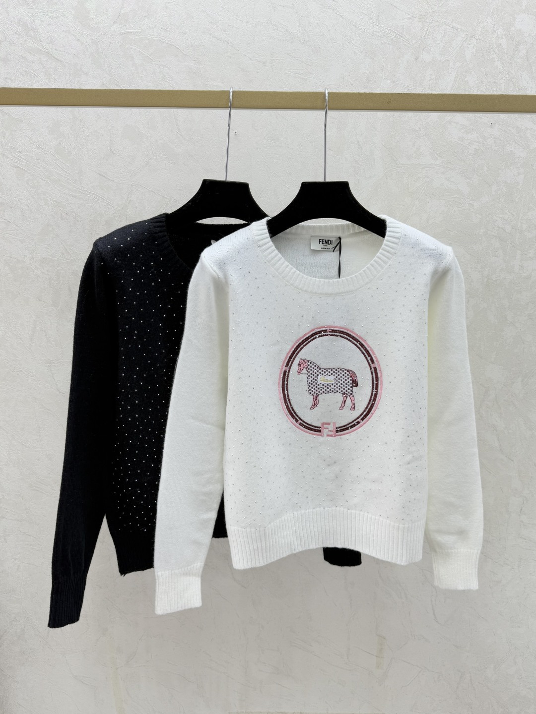 NO:610119,F family early autumn new style suit pony embroidered round neck knitted long sleeves color white black size 36.38.40, fendi, alexander wang19860909F家 早秋新款 套装小马刺绣圆领针织长袖 颜色白色 黑色 尺码36.38.40,,fendi,alexander wang,Women's clothing