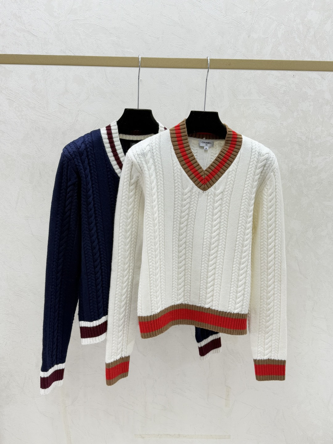 NO:610129,CH Home Early Autumn New Style Contrast Color Striped V-neck Knitted Long Sleeves Color White Royal Blue Size 36.38.40,,alexander wang19860909CH家 早秋新款 撞色条纹V领针织长袖 颜色白色 宝蓝 尺码36.38.40,,alexander wang,Women's clothing