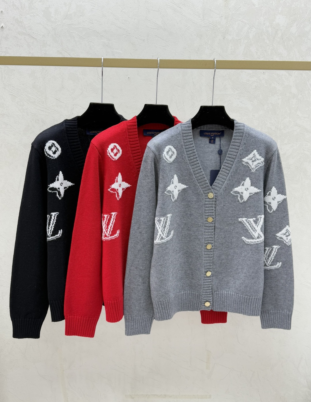 NO:610134,L family early autumn new style contrasting presbyopic letter V-neck knitted long-sleeved cardigan color gray red black size 36.38.40, louis vuitton, alexander wang19860909L家 早秋新款 撞色老花字母V领针织长袖开衫 颜色灰色 红色 黑色 尺码36.38.40,,louis vuitton,alexander wang,Women's clothing