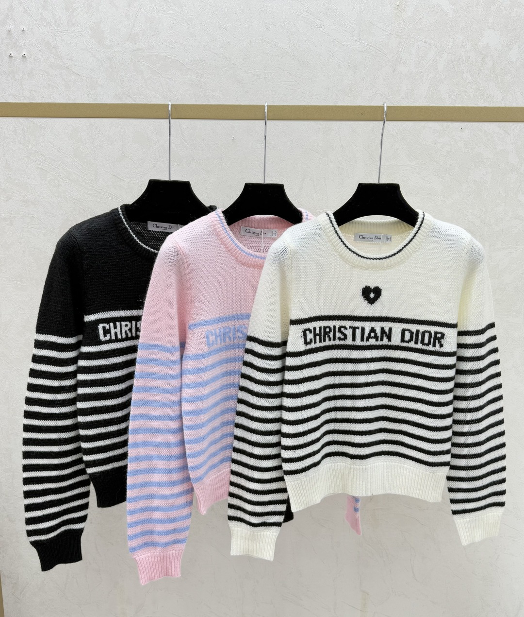 NO:610139,D Home Early Autumn New Style Contrast Color Love Stripe Round Neck Knitted Long Sleeve Color White Pink Black Size 36.38.40, dior, alexander wang19860909D家 早秋新款 撞色爱心条纹圆领针织长袖 颜色白色 粉色 黑色 尺码36.38.40,,dior,alexander wang,Women's clothing