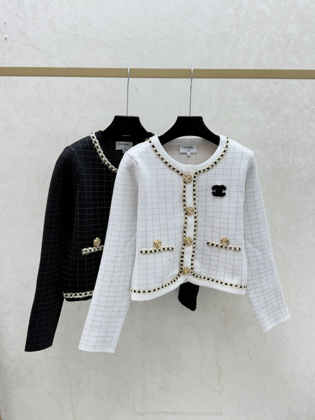 NO:610144,CH Home Early Autumn New Contrast Plaid Striped Diamond Round Neck Knitted Long-Sleeved Cardigan Color White Black Size 36.38.40,,alexander wang19860909CH家 早秋新款 撞色格子条纹菱格圆领针织长袖开衫 颜色白色 黑色 尺码36.38.40,,alexander wang,Women's clothing