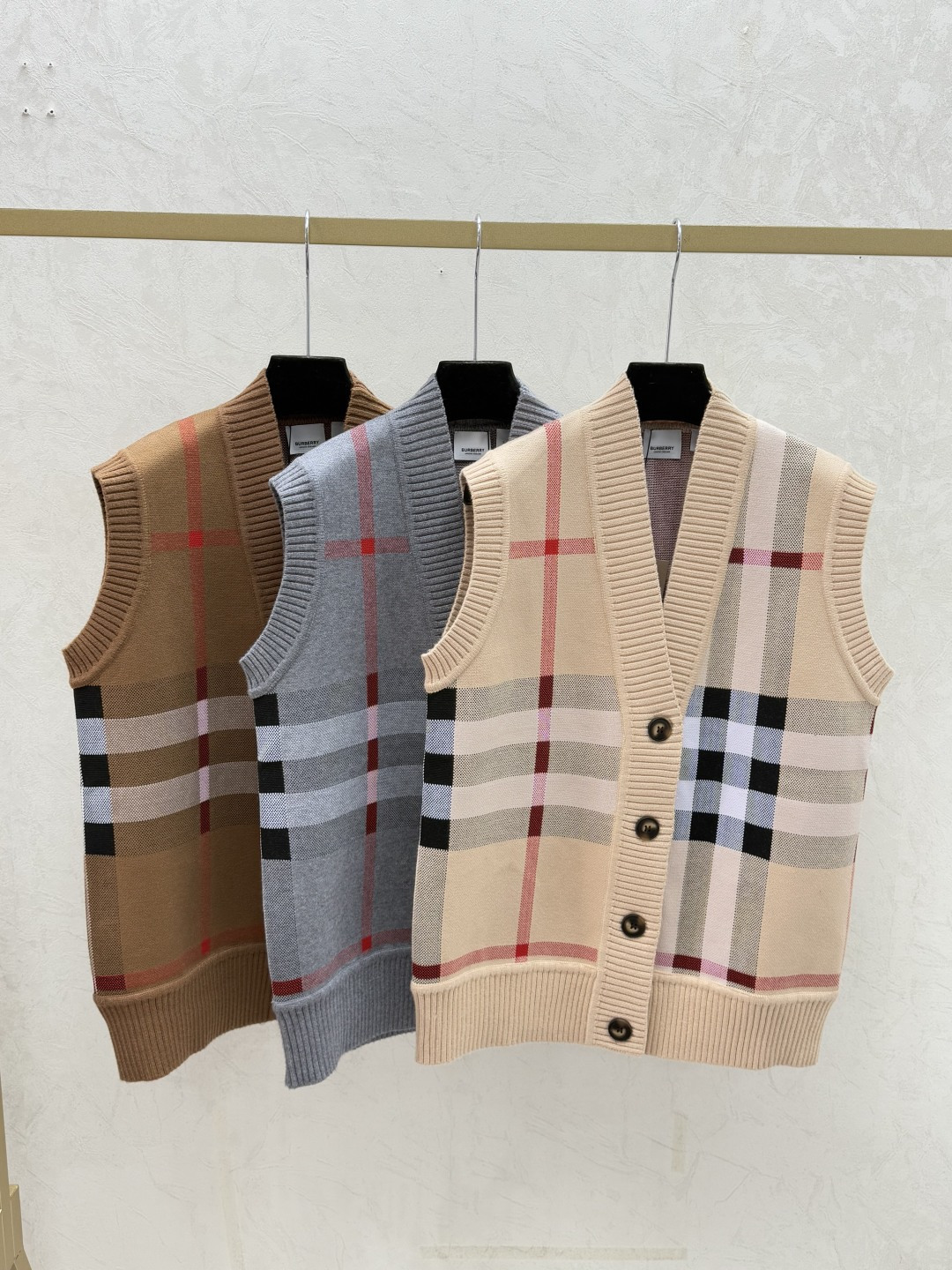 NO:610102,BU Home Summer New Style Contrast Plaid Striped V-neck Knitted Vest Cardigan Color Khaki Gray Coffee Size 36.38.40,,alexander wang19860909BU家 夏季新款 撞色格子条纹V领针织背心开衫 颜色卡其 灰色 咖啡 尺码36.38.40,,alexander wang,Women's clothing
