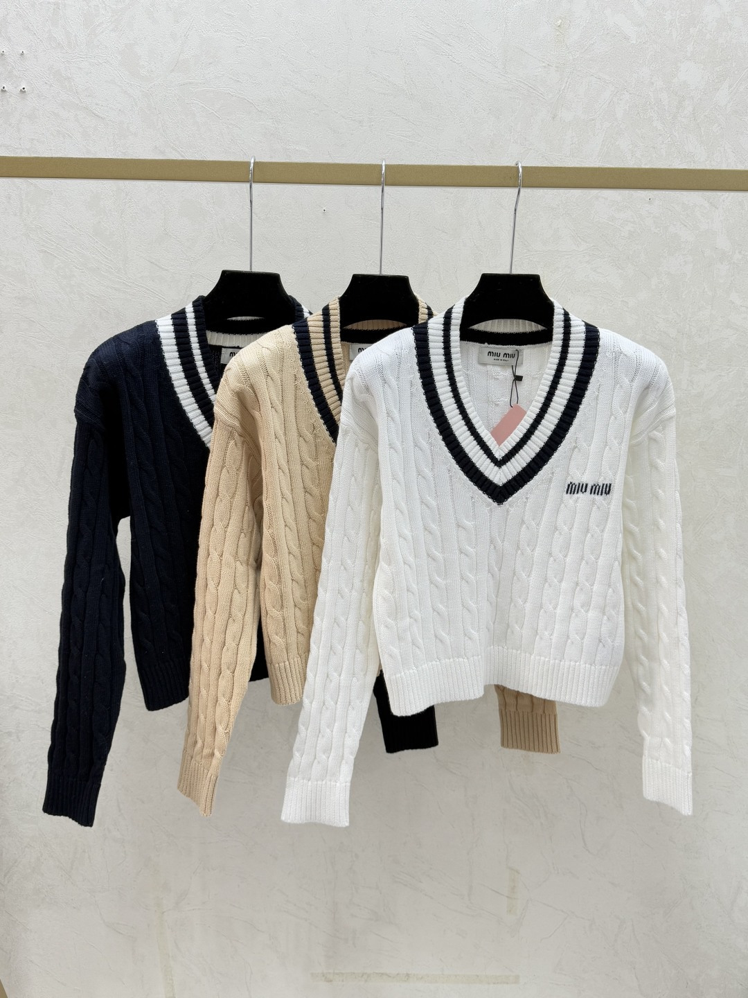 NO:610108,M family early autumn new style contrast striped V-neck knitted long sleeves color white khaki black size 36.38.40,,alexander wang19860909M家 早秋新款 撞色条纹V领针织长袖 颜色白色 卡其 黑色 尺码36.38.40,,alexander wang,Women's clothing