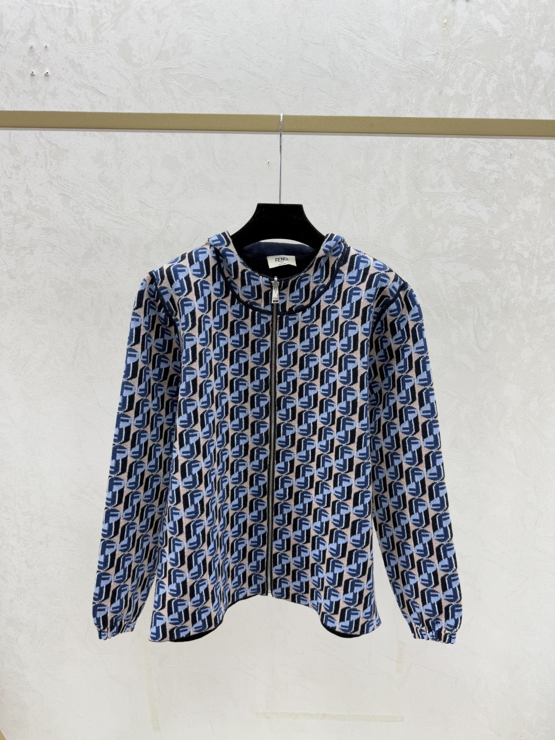 NO:611670,F family early autumn new style hooded contrasting color presbyopic letter knitted long-sleeved cardigan color royal blue size 36.38.40,,fendi,hats,alexander wang19860909F家 早秋新款 连帽撞色老花字母针织长袖开衫 颜色宝蓝 尺码36.38.40,,fendi,hats,alexander wang,Women's clothing