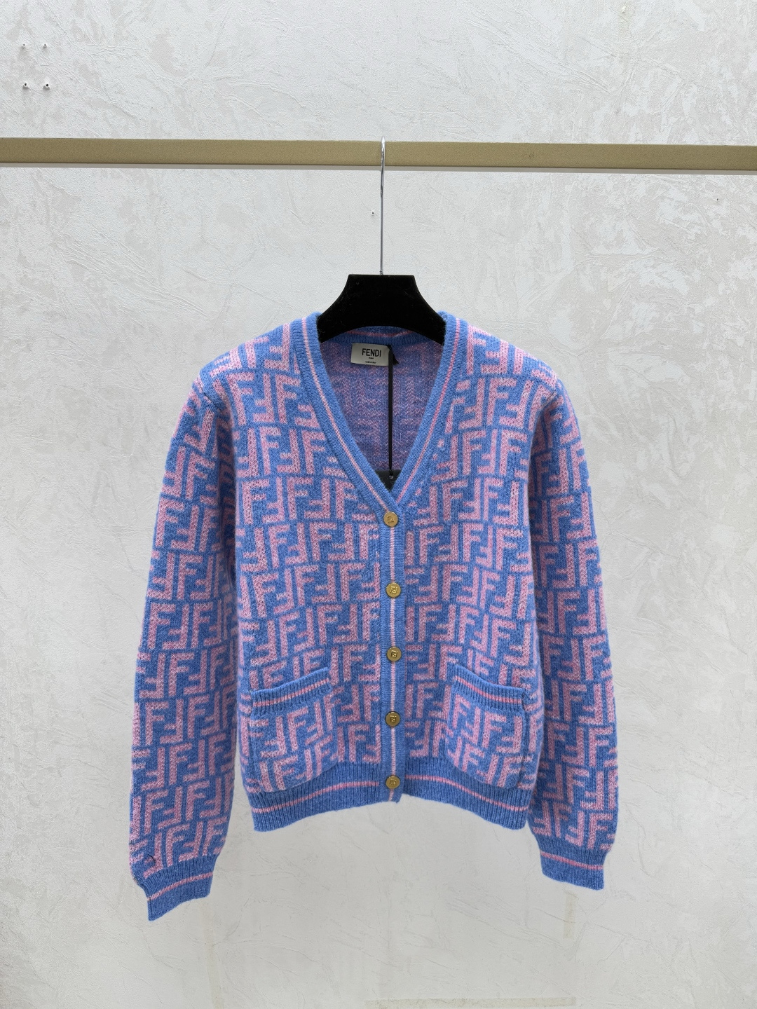 NO:611680,F family early autumn new style contrasting color presbyopic letter V-neck knitted long-sleeved cardigan color blue size 36.38.40,,fendi,alexander wang19860909F家 早秋新款 撞色老花字母V领针织长袖开衫 颜色蓝色 尺码36.38.40,,fendi,alexander wang,Women's clothing