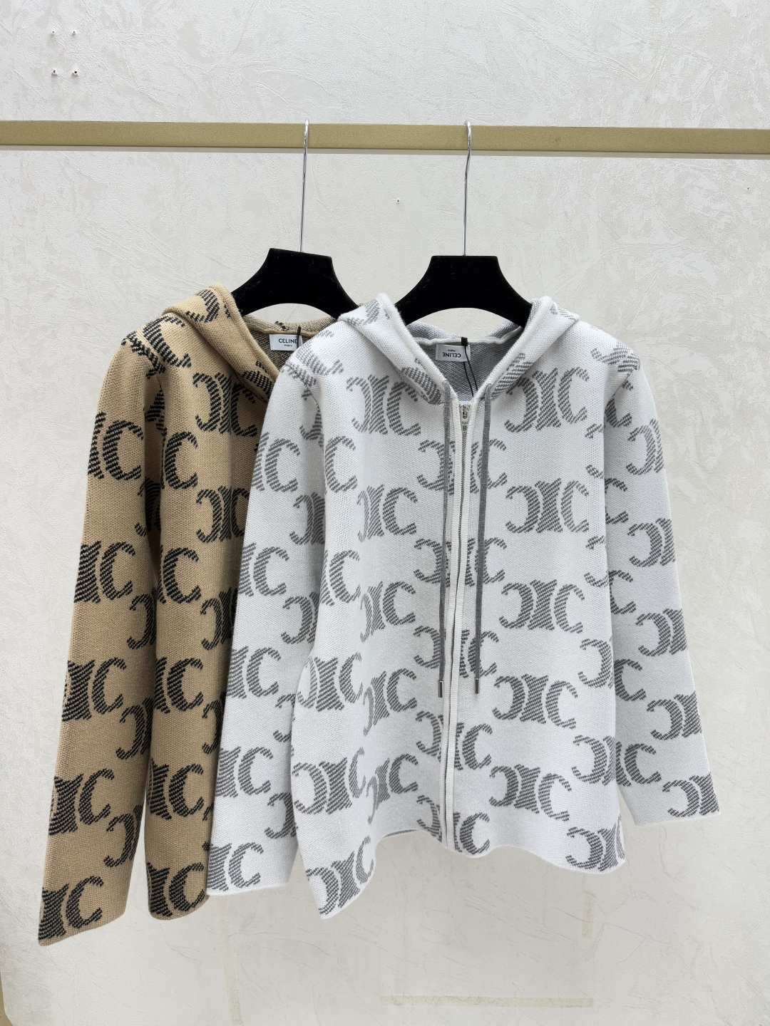 NO:611653,CE Home Early Autumn New Style Contrast Presbyopia Letters Hooded Knitted Long-Sleeved Cardigan Color White Coffee Size 36.38.40,,hats,alexander wang19860909CE家 早秋新款 撞色老花字母连帽针织长袖开衫 颜色白色 咖啡 尺码36.38.40,,hats,alexander wang,Women's clothing