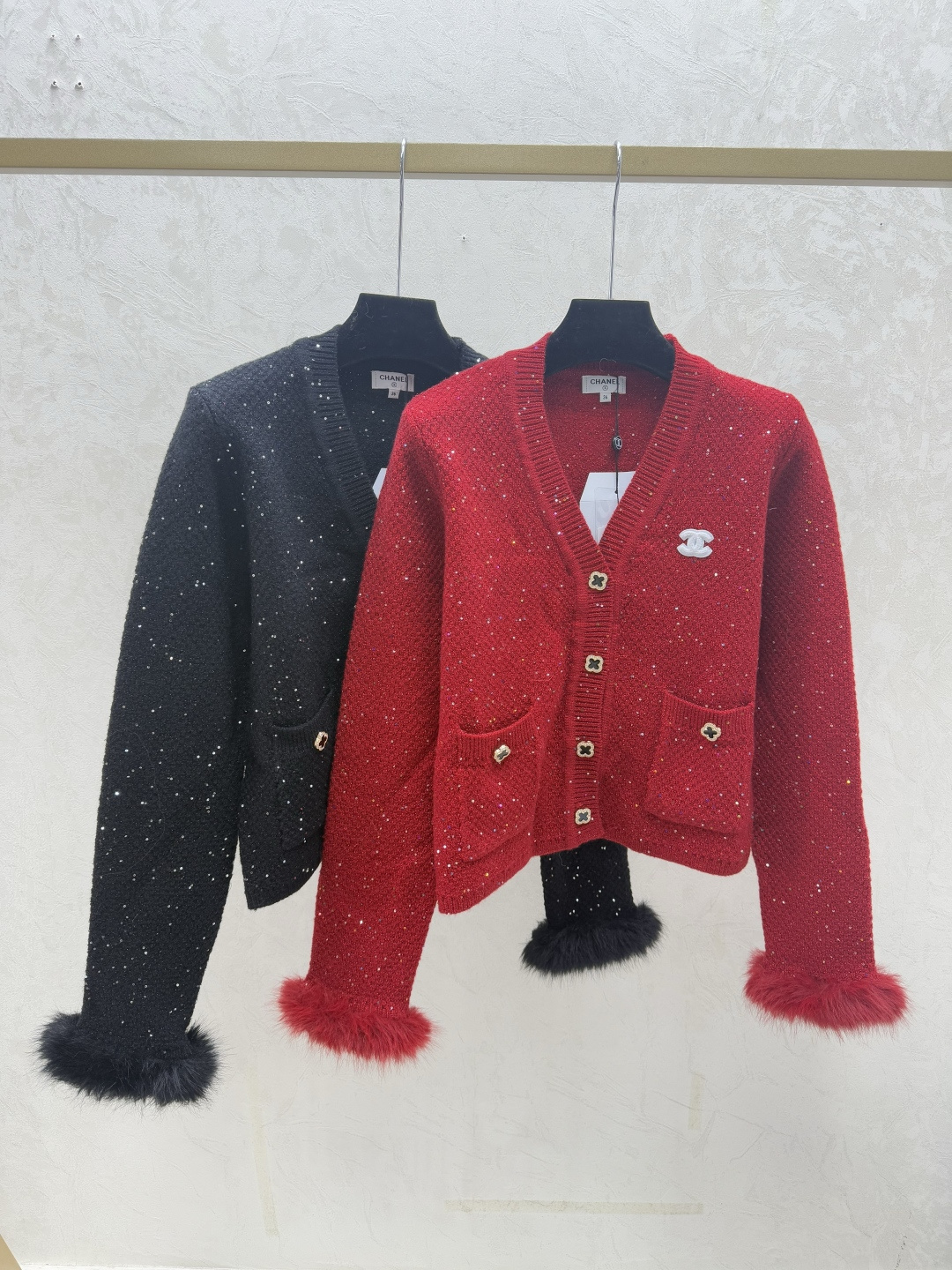 NO:611658,CH Home Early Autumn New Solid Color Feather V-neck Knitted Long-Sleeved Cardigan Color Red Black Size 36.38.40,,alexander wang19860909CH家 早秋新款 纯色羽饰V领针织长袖开衫 颜色红色 黑色 尺码36.38.40,,alexander wang,Women's clothing