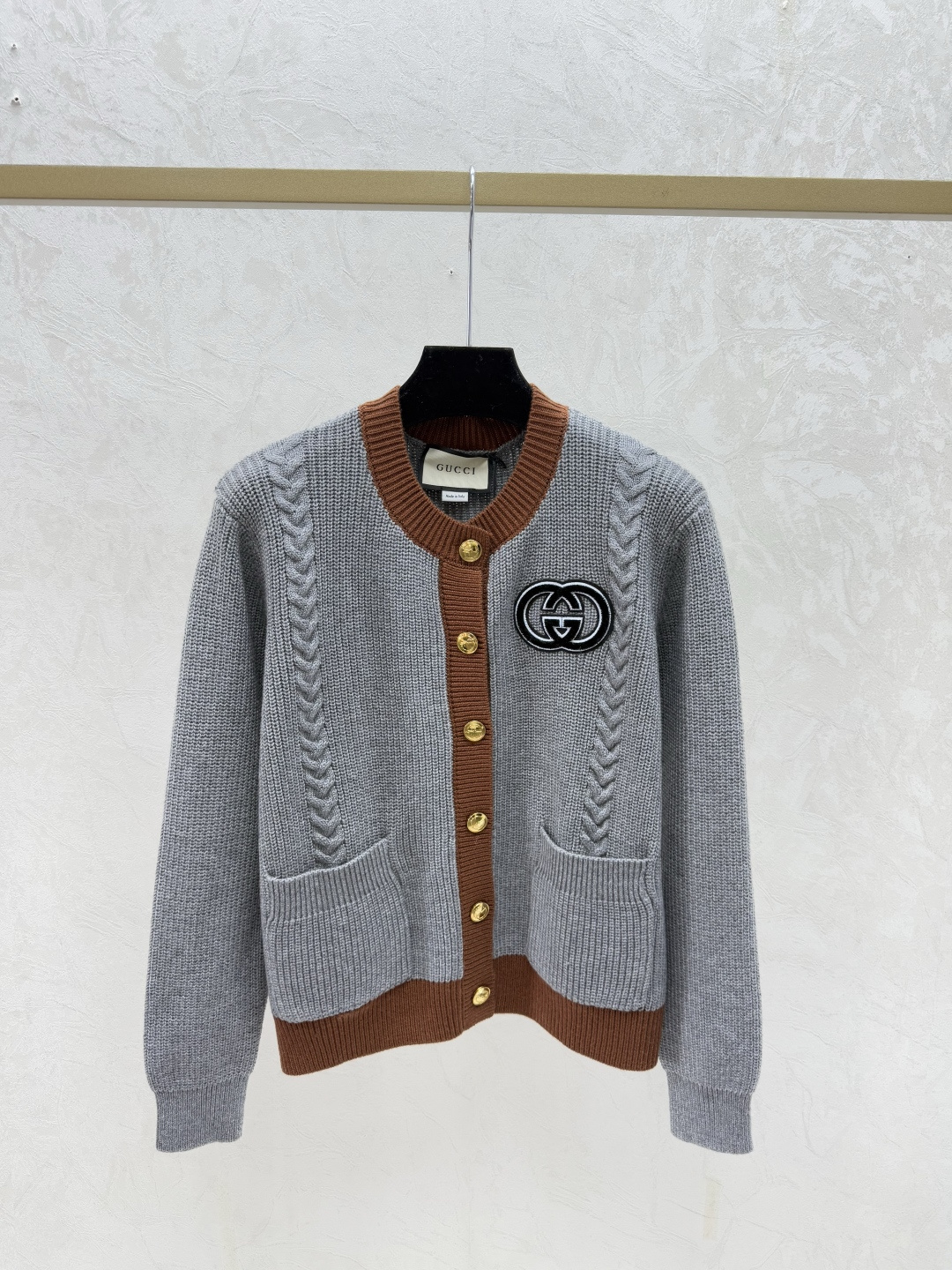 NO:611700,G family early autumn new style contrasting color round neck knitted long-sleeved cardigan color gray size 36.38.40,,gucci,alexander wang19860909G家 早秋新款 撞色圆领针织长袖开衫 颜色灰色 尺码36.38.40,,gucci,alexander wang,Women's clothing