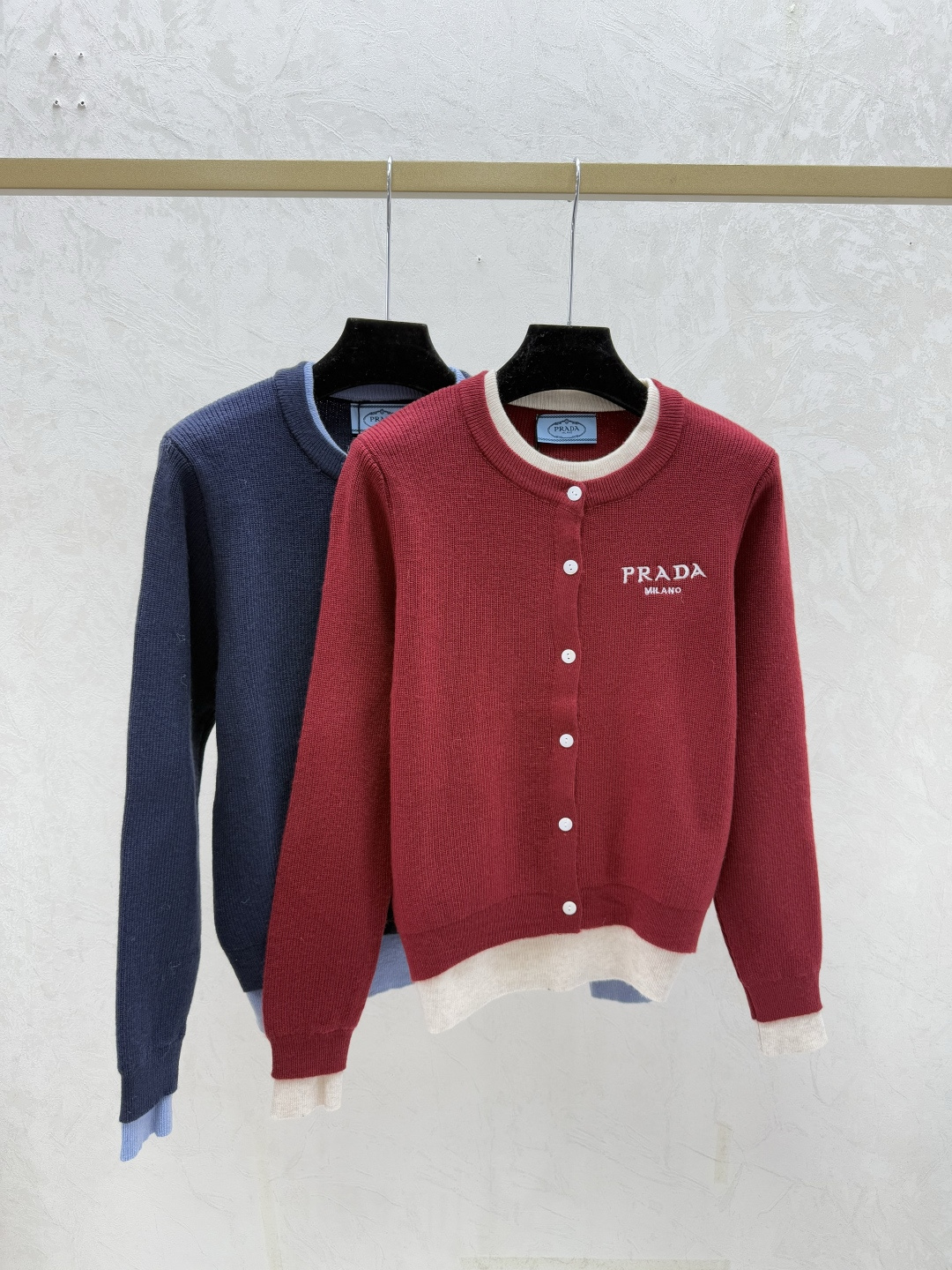 NO:611692,aP Home Early Autumn New Style Contrast Color Fake Two-piece Round Neck Knitted Long-Sleeved Cardigan Color Red Royal Blue Size 36.38.40,,alexander wang19860909aP家 早秋新款 撞色假两件圆领针织长袖开衫 颜色红色 宝蓝 尺码36.38.40,,alexander wang,Women's clothing