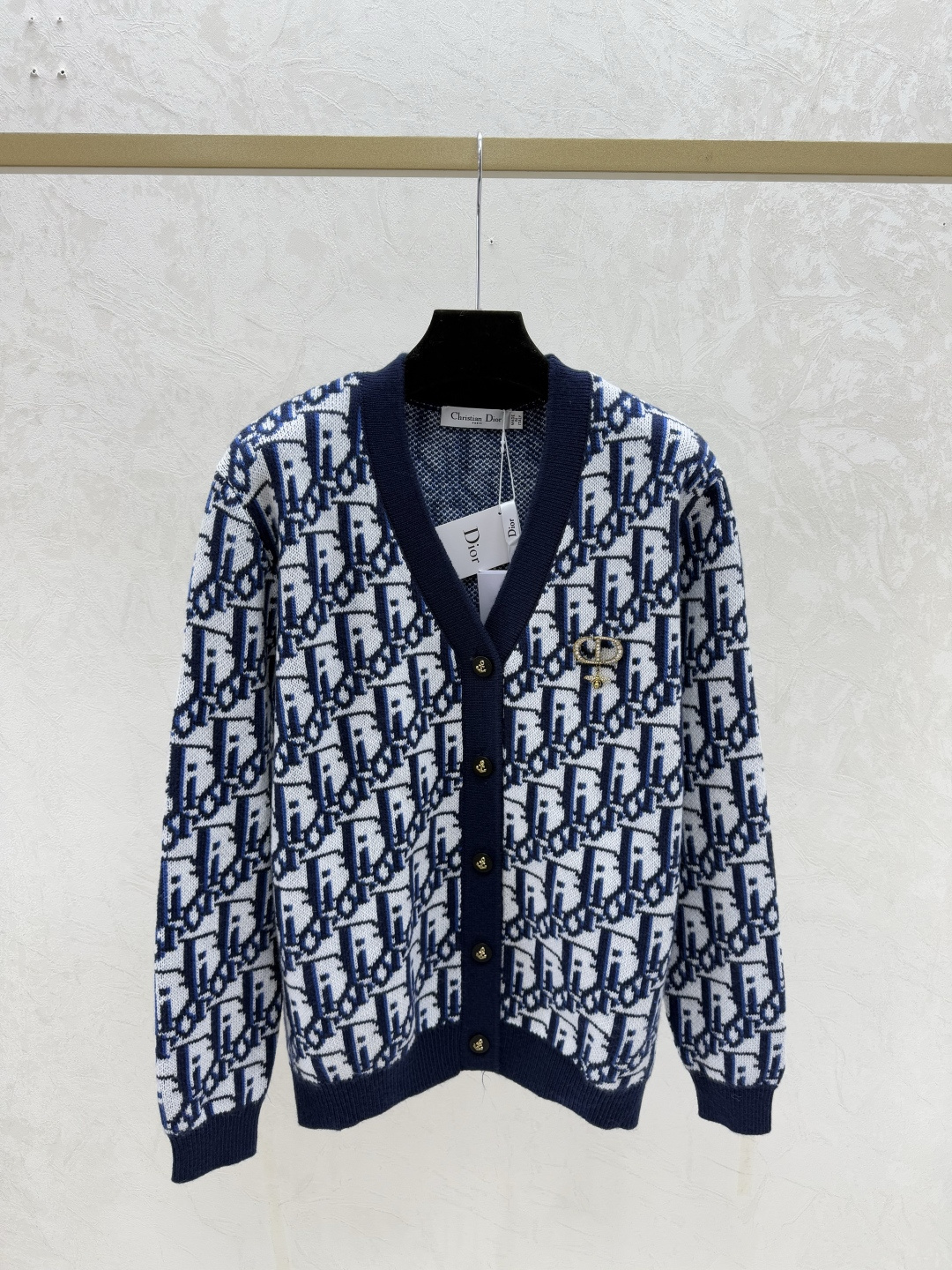 NO:621774,D family early autumn new style contrasting color presbyopic letter V-neck knitted long-sleeved cardigan color royal blue size 36.38.40, dior, alexander wang19860909D家 早秋新款 撞色老花字母V领针织长袖开衫 颜色宝蓝 尺码36.38.40,,dior,alexander wang,Women's clothing