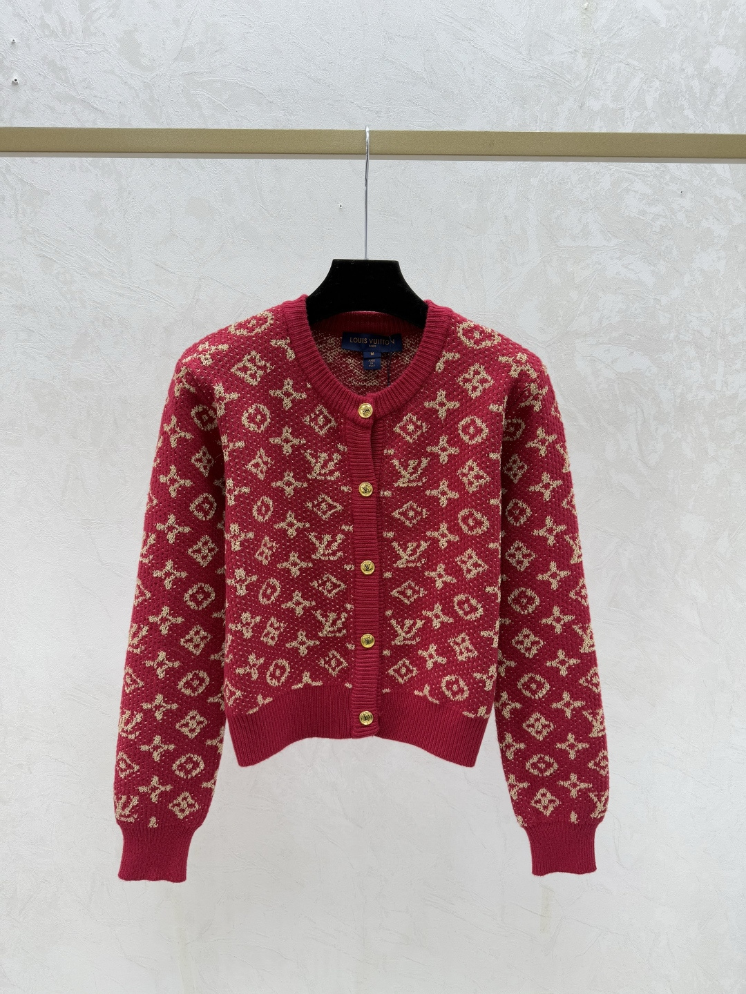 NO:621780,L family early autumn new style contrasting color presbyopic letter gold and silver thread round neck knitted long-sleeved cardigan color red size 36.38.40, louis vuitton, alexander wang19860909L家 早秋新款 撞色老花字母金银线圆领针织长袖开衫 颜色红色 尺码36.38.40,,louis vuitton,alexander wang,Women's clothing