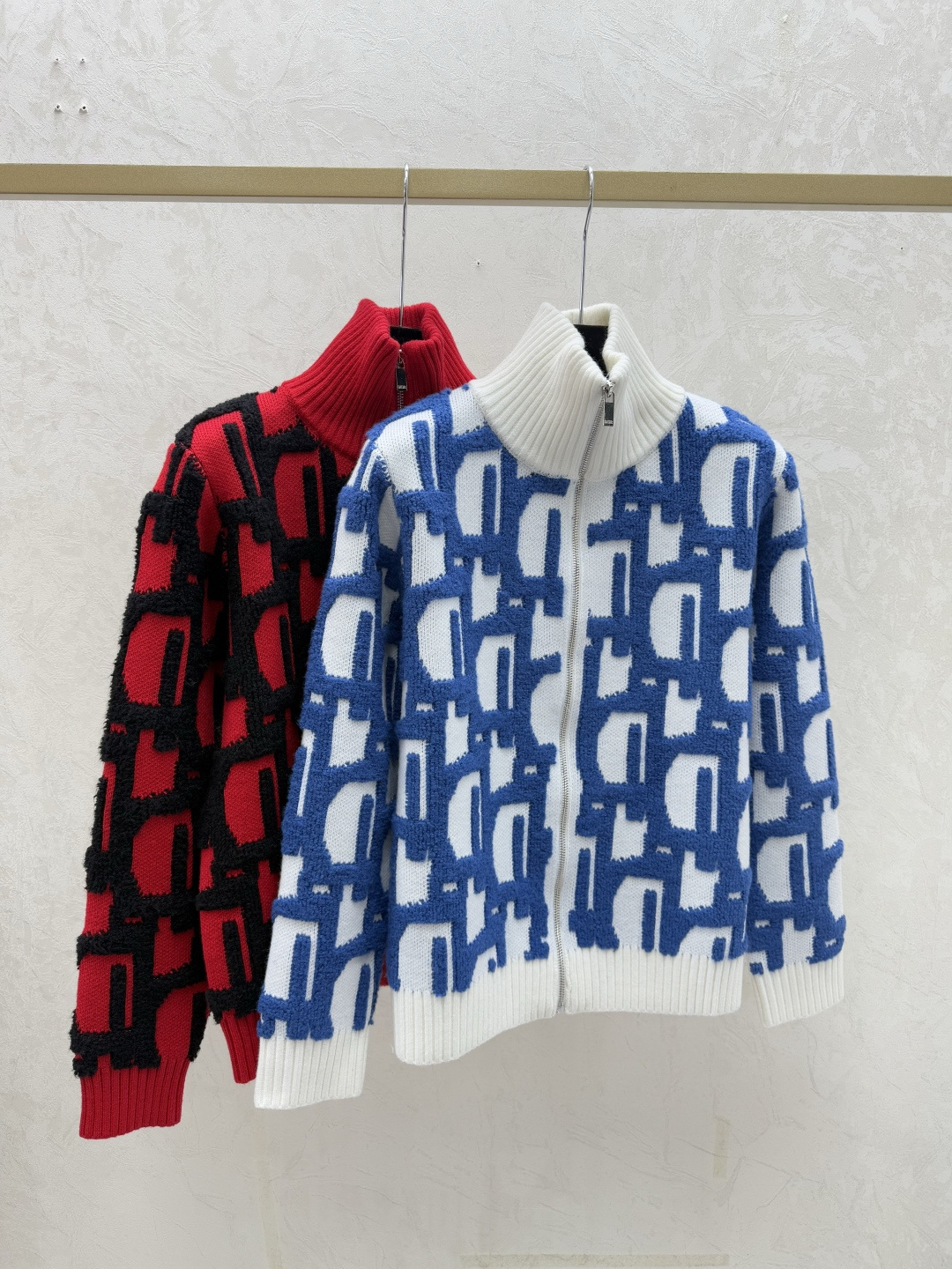 NO:621785,D Home Early Autumn New Style Contrast Presbyopia Letters High Neck Knitted Long-Sleeved Cardigan Color White Red Size 36.38.40, dior, alexander wang19860909D家 早秋新款 撞色老花字母高领针织长袖开衫 颜色白色 红色 尺码36.38.40,,dior,alexander wang,Women's clothing