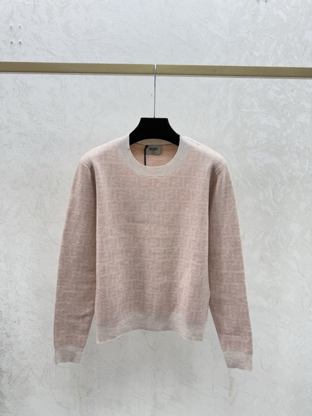 NO:621792,F family early autumn new style contrasting color presbyopic letter round neck knitted long sleeves color pink size 36.38.40, fendi, alexander wang19860909F家 早秋新款 撞色老花字母圆领针织长袖 颜色粉色 尺码36.38.40,,fendi,alexander wang,Women's clothing