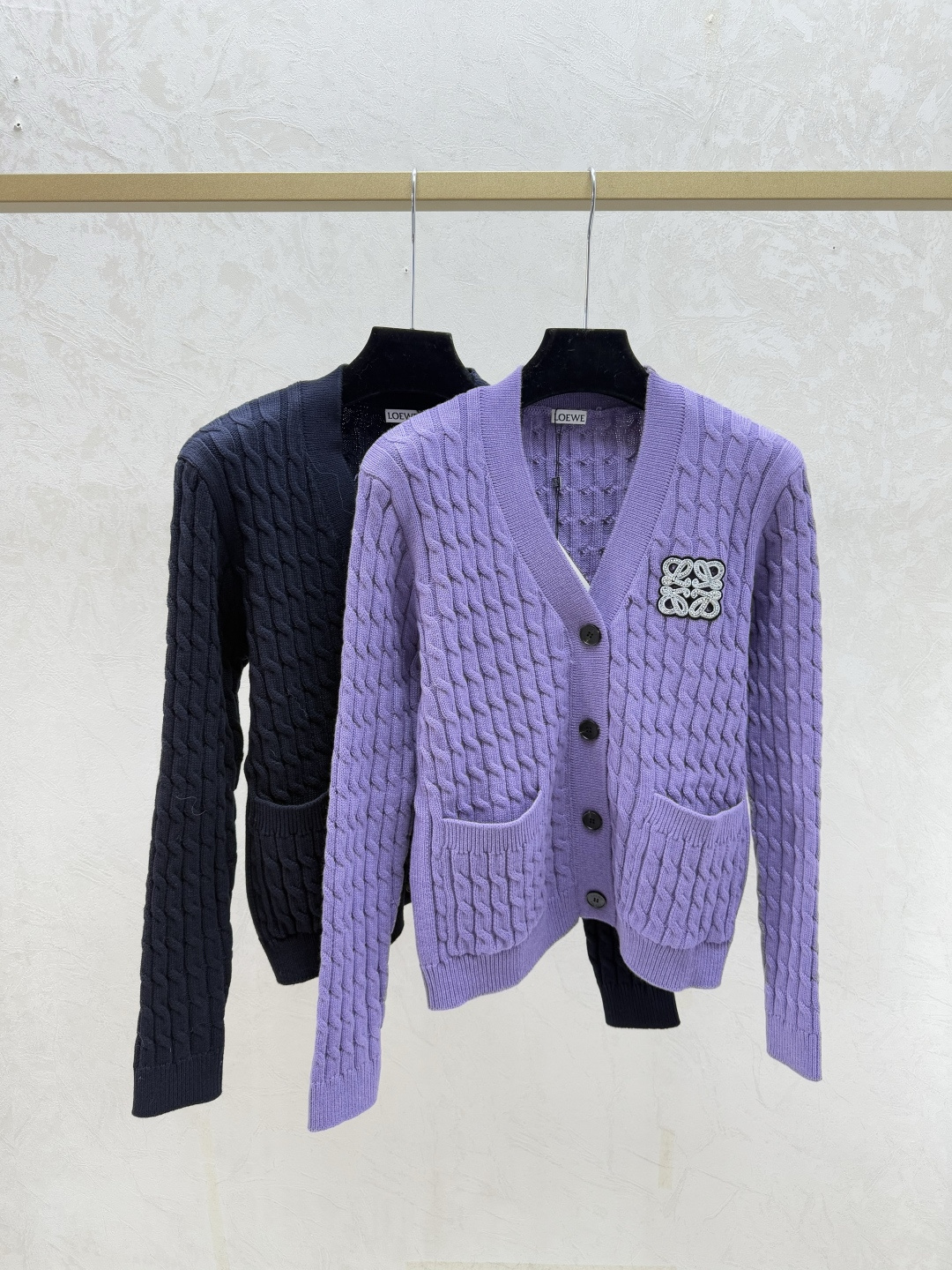 NO:622470,LO Home Early Autumn New Solid Color Simple V-neck Knitted Long-Sleeved Cardigan Color Purple Royal Blue Size 36.38.40,,alexander wang19860909LO家 早秋新款 纯色简约V领针织长袖开衫 颜色紫色 宝蓝 尺码36.38.40,,alexander wang,Women's clothing