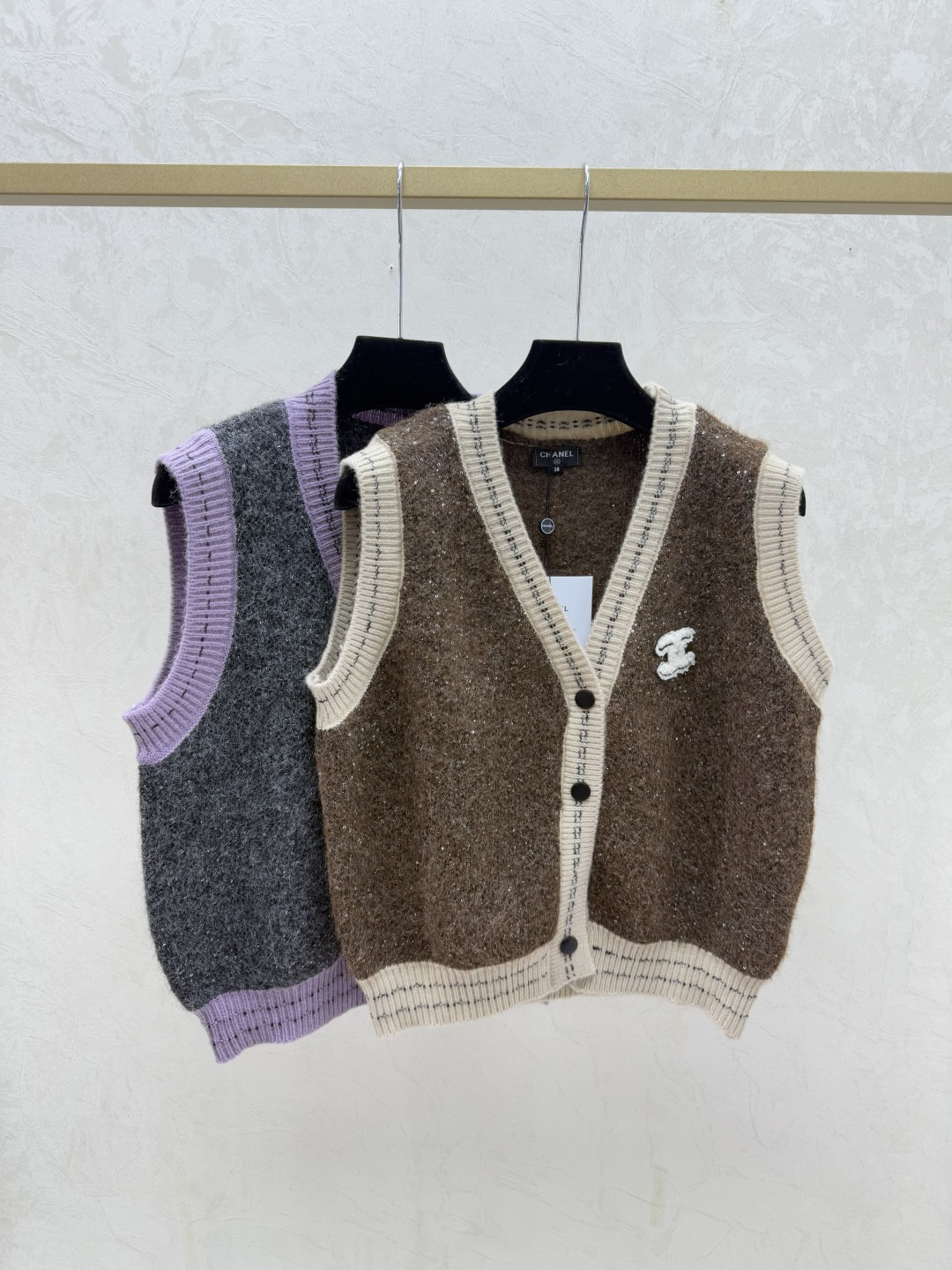 NO:625251,CH Home Summer New Style Contrast Sequin V-neck Knitted Vest Cardigan Color Coffee Gray Size 36.38.40,,alexander wang19860909CH家 夏季新款 撞色珠片V领针织背心开衫 颜色咖啡 灰色 尺码36.38.40,,alexander wang,Women's clothing