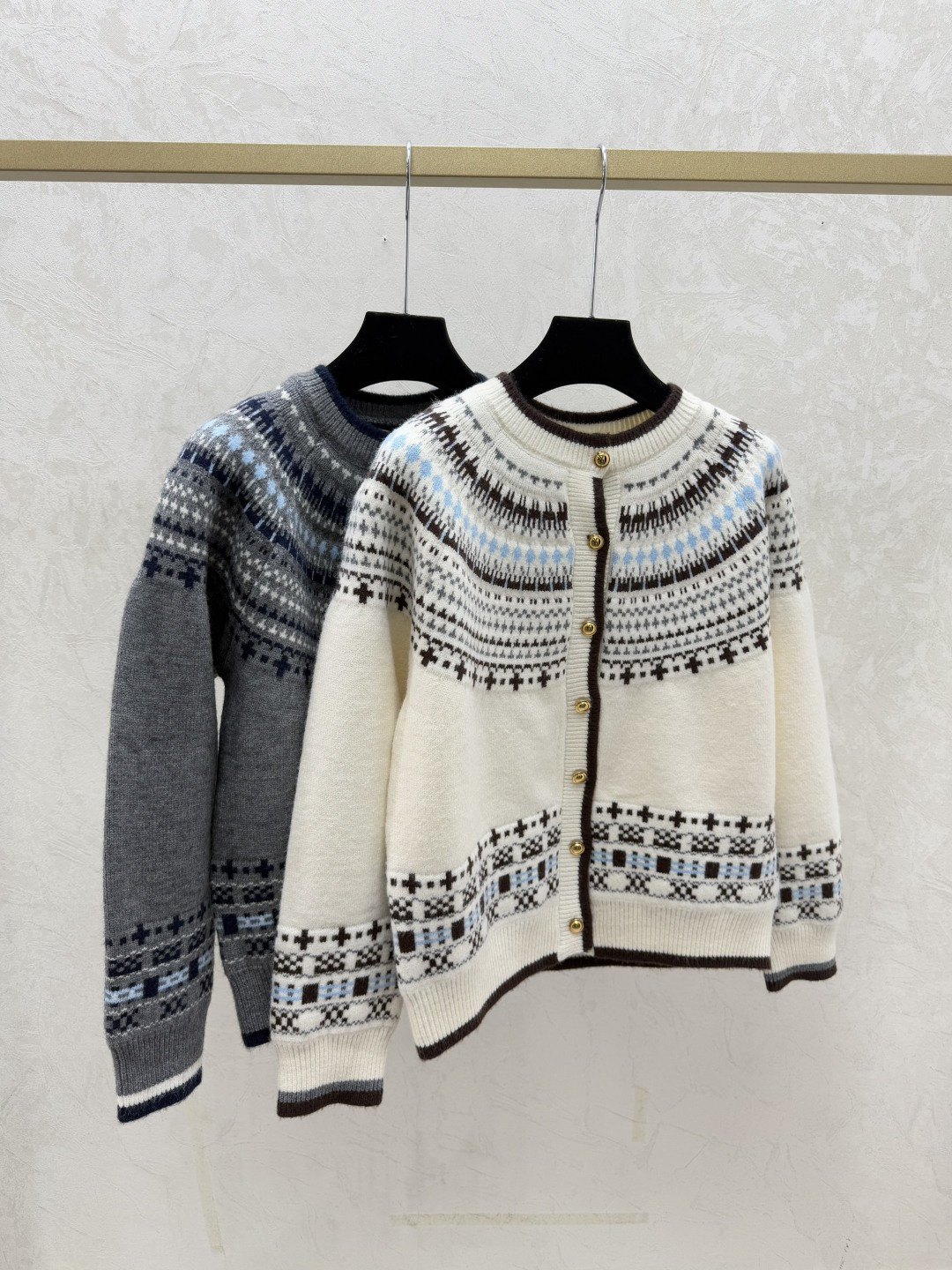 NO:625256,M family early autumn new style contrast striped round neck knitted long-sleeved cardigan color white gray size 36.38.40,,alexander wang19860909M家 早秋新款 撞色条纹圆领针织长袖开衫 颜色白色 灰色 尺码36.38.40,,alexander wang,Women's clothing
