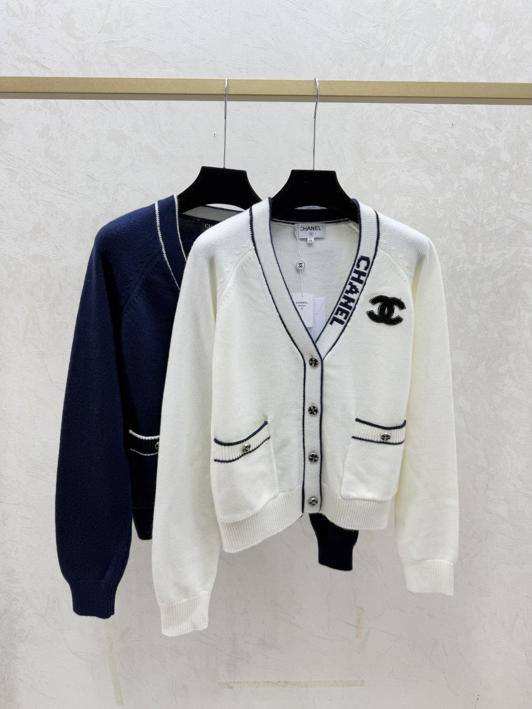 NO:625261,CH Home Early Autumn New Style Contrast Letter Jacquard V-neck Knitted Long-Sleeved Cardigan Color White Royal Blue Size 36.38.40,,alexander wang19860909CH家 早秋新款 撞色字母提花V领针织长袖开衫 颜色白色 宝蓝 尺码36.38.40,,alexander wang,Women's clothing