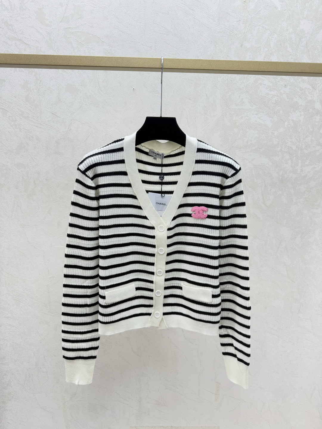 NO:625218,CH Home Early Autumn New Style Contrast Color Striped V-neck Knitted Long-Sleeved Cardigan Color White Size 36.38.40,,alexander wang19860909CH家 早秋新款 撞色条纹V领针织长袖开衫 颜色白色 尺码36.38.40,,alexander wang,Women's clothing