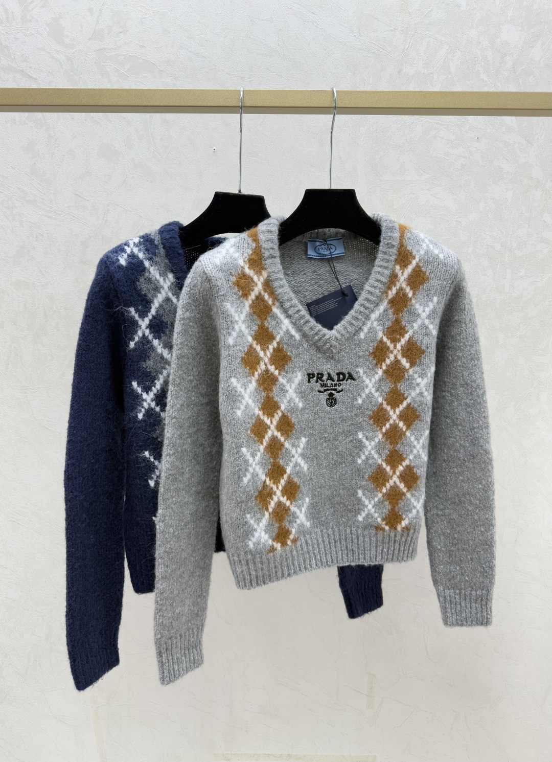 NO:625243,P Home Early Autumn New Style Contrast Color Diamond V-neck Knitted Long Sleeves Color Gray Royal Blue Size 36.38.40,,alexander wang19860909P家 早秋新款 撞色菱格V领针织长袖 颜色灰色 宝蓝 尺码36.38.40,,alexander wang,Women's clothing