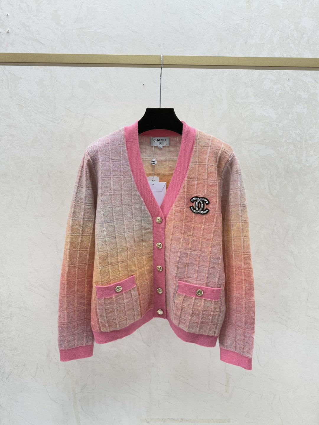 NO:626188,CH Home Early Autumn New Three-dimensional Plaid Gradient V-neck Knitted Long-Sleeved Cardigan Color Pink Size 36.38.40,,alexander wang19860909CH家 早秋新款 立体格子渐变V领针织长袖开衫 颜色粉色 尺码36.38.40,,alexander wang,Women's clothing