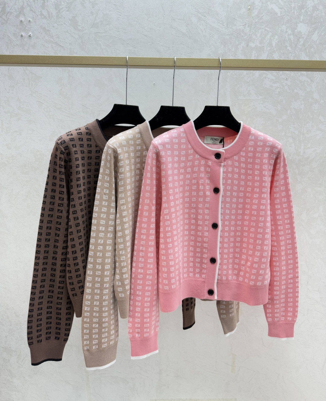 NO:629762,F family early autumn new style contrasting color presbyopic letter round neck knitted long-sleeved cardigan color pink khaki coffee size 36.38.40,,fendi,alexander wang19860909F家 早秋新款 撞色老花字母圆领针织长袖开衫 颜色粉色 卡其 咖啡 尺码36.38.40,,fendi,alexander wang,Women's clothing
