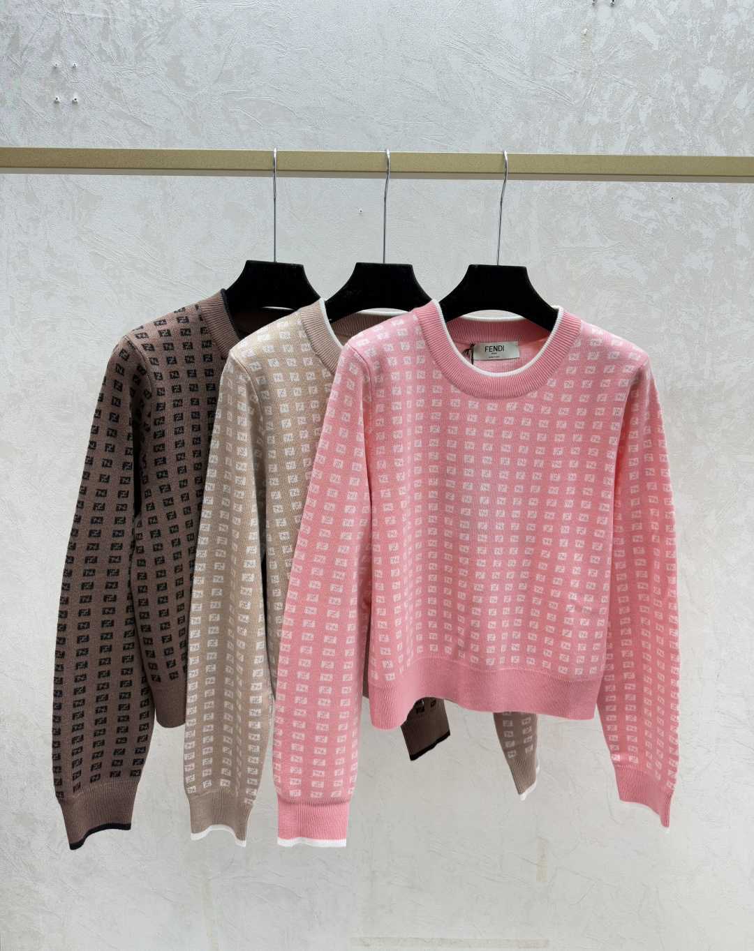 NO:629768,F family early autumn new style contrasting color presbyopic letter round neck knitted long sleeves color pink khaki coffee size 36.38.40, fendi, alexander wang19860909F家 早秋新款 撞色老花字母圆领针织长袖 颜色粉色 卡其 咖啡 尺码36.38.40,,fendi,alexander wang,Women's clothing