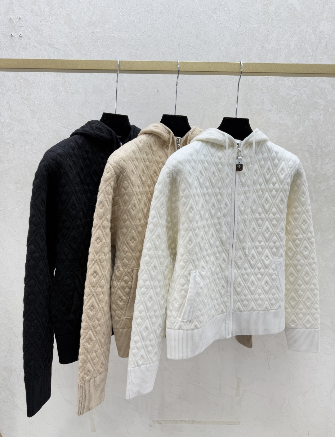 NO:655403,L family early autumn new solid color hooded presbyopic letter knitted long-sleeved cardigan color white khaki black size 36.38.40, louis vuitton, hats, alexander wang19860909L家 早秋新款 纯色连帽老花字母针织长袖开衫 颜色白色 卡其 黑色 尺码36.38.40,,louis vuitton,hats,alexander wang,Women's clothing