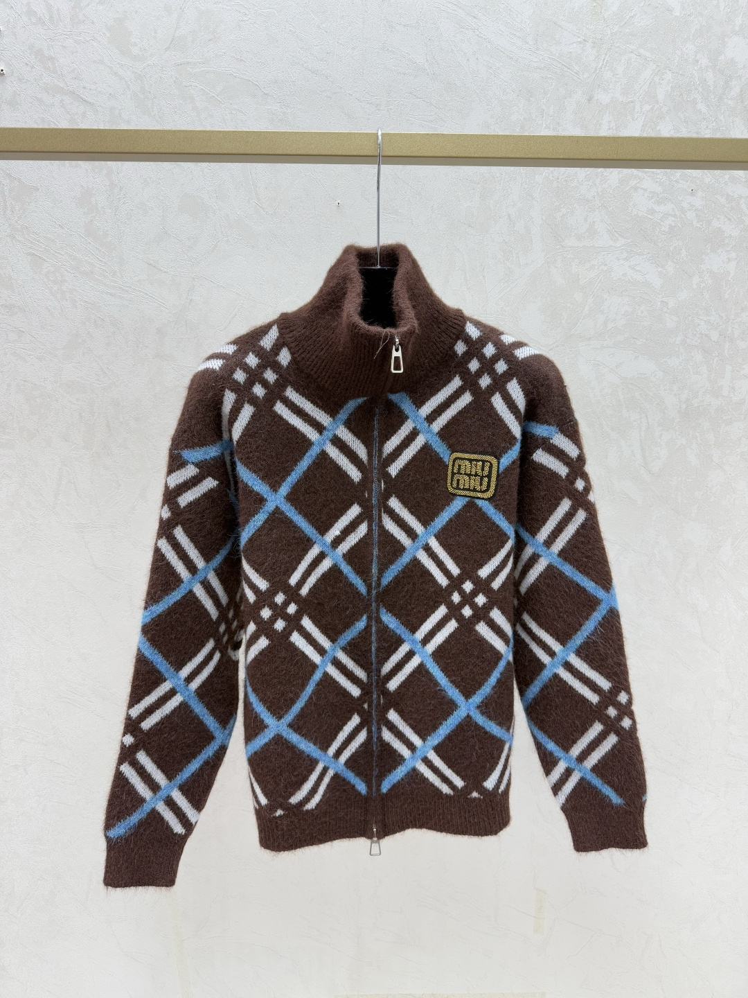 NO:655370,M family early autumn new style contrasting diamond high collar knitted long-sleeved cardigan color coffee size 36.38.40,,alexander wang19860909M家 早秋新款 撞色菱格高领针织长袖开衫 颜色咖啡 尺码36.38.40,,alexander wang,Women's clothing